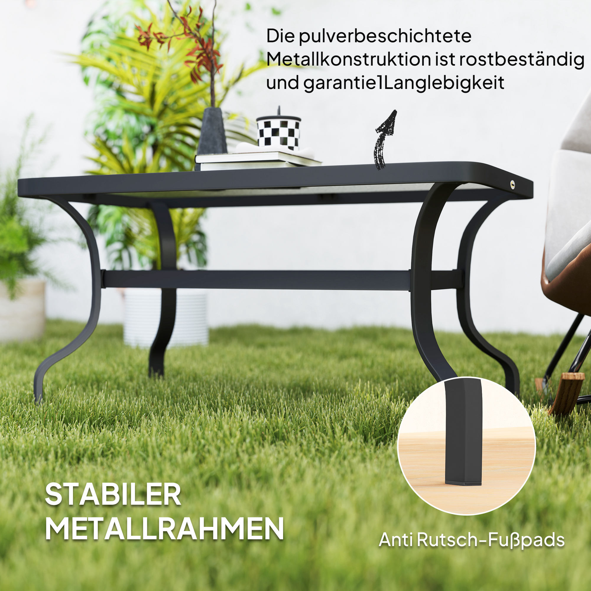 Schwarzer Metalltisch auf Gras mit Pflanzen im Hintergrund. Zeigt Stabilität.