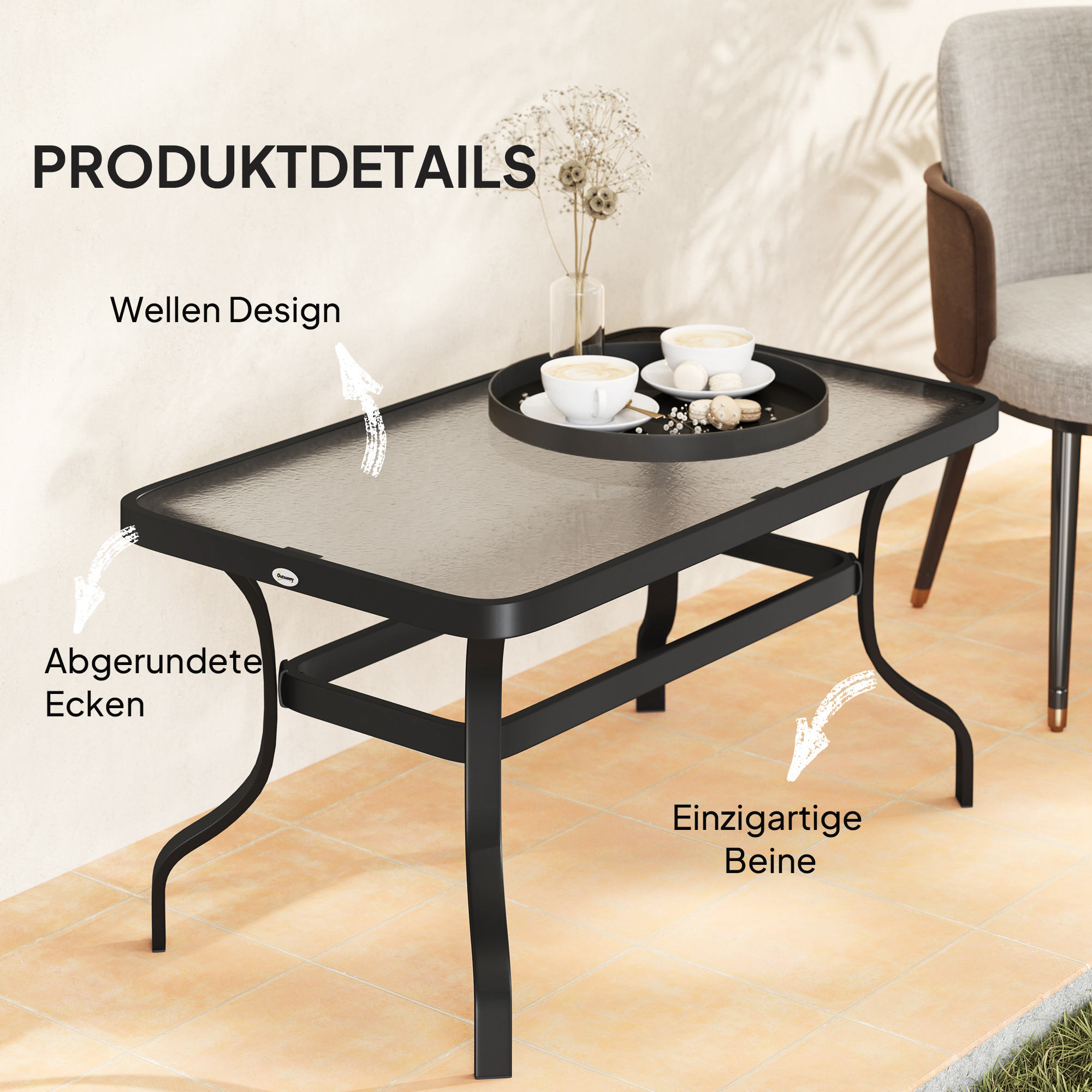 Ein schwarzer Tisch mit Glasplatte und zwei Tassen Kaffee darauf.
