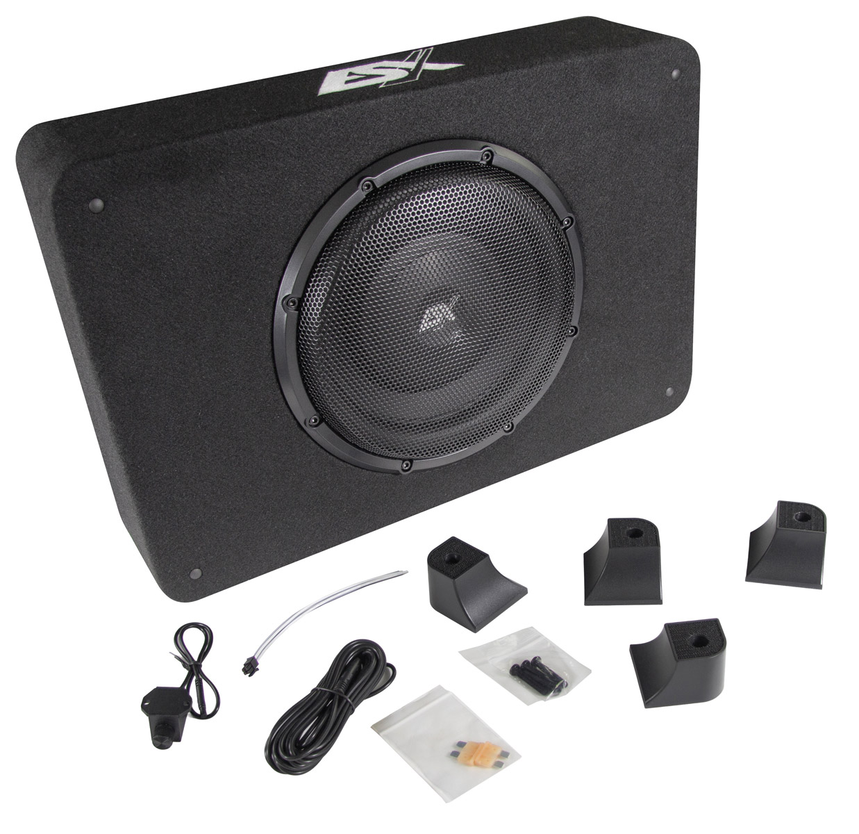 Schwarzer Subwoofer mit Gitter und Zubehör auf weißem Hintergrund.