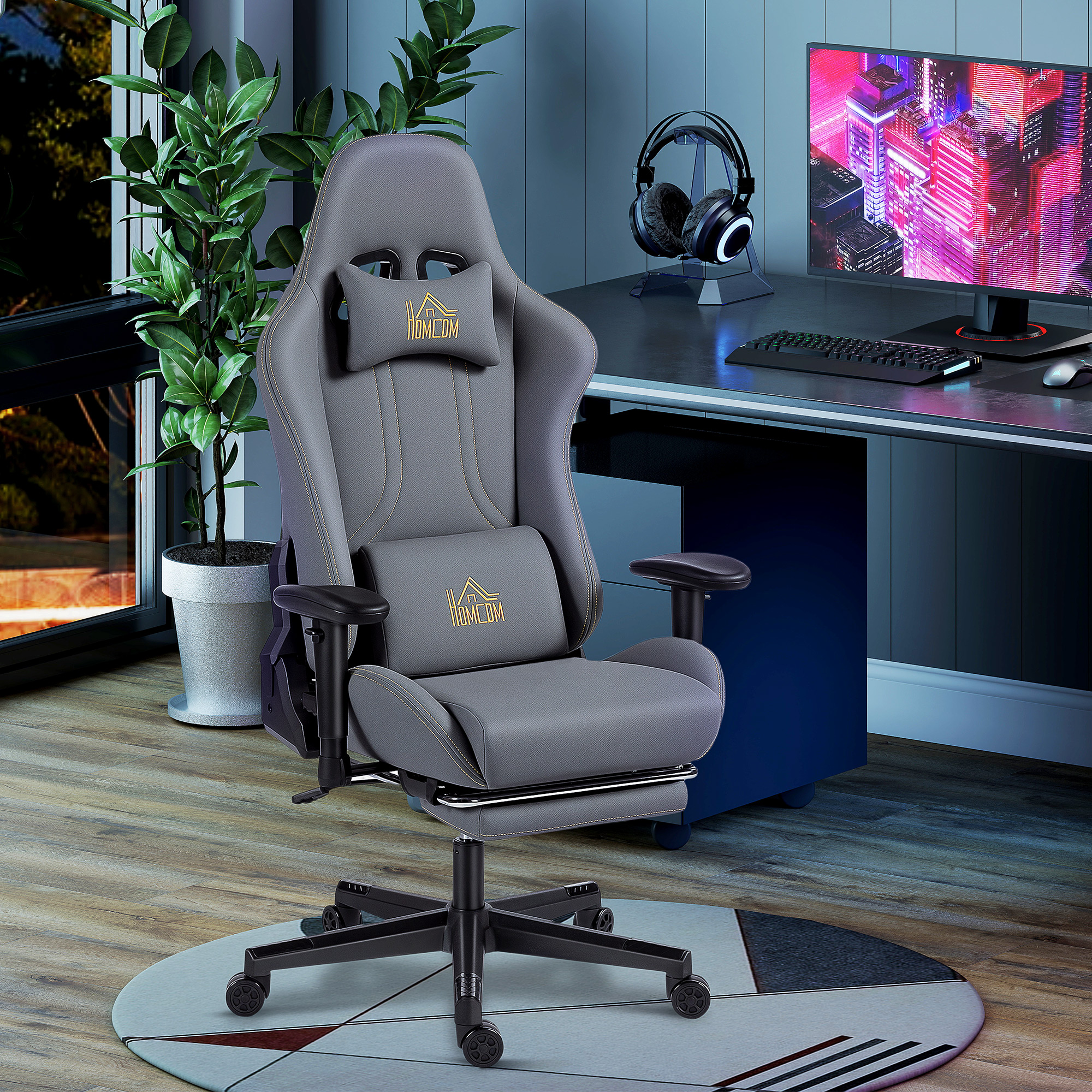 Grauer Gamingstuhl mit ausziehbarer Fußstütze, Kopfhörern und Monitor.