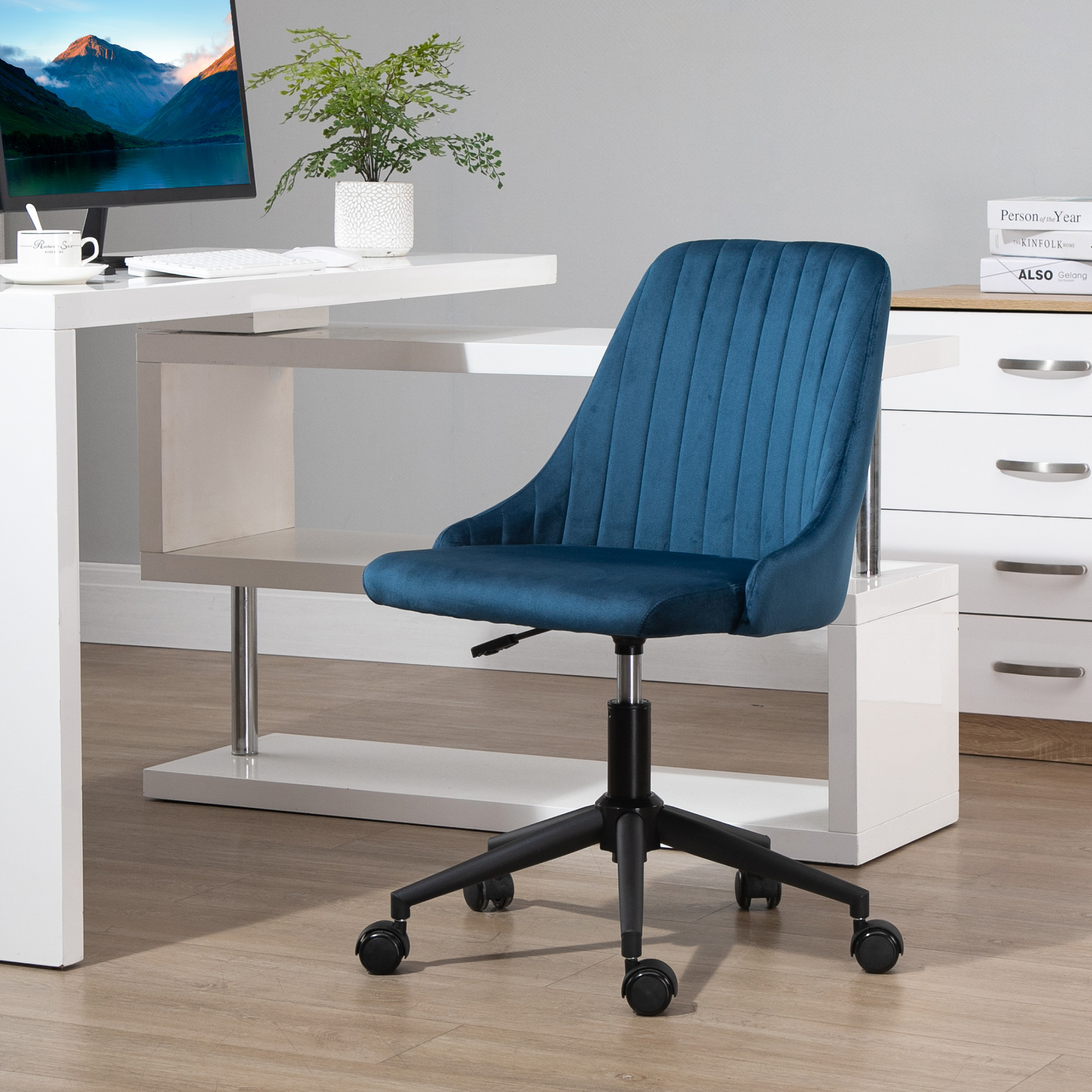 Ein blauer Bürostuhl mit Rädern steht vor einem weißen Schreibtisch.