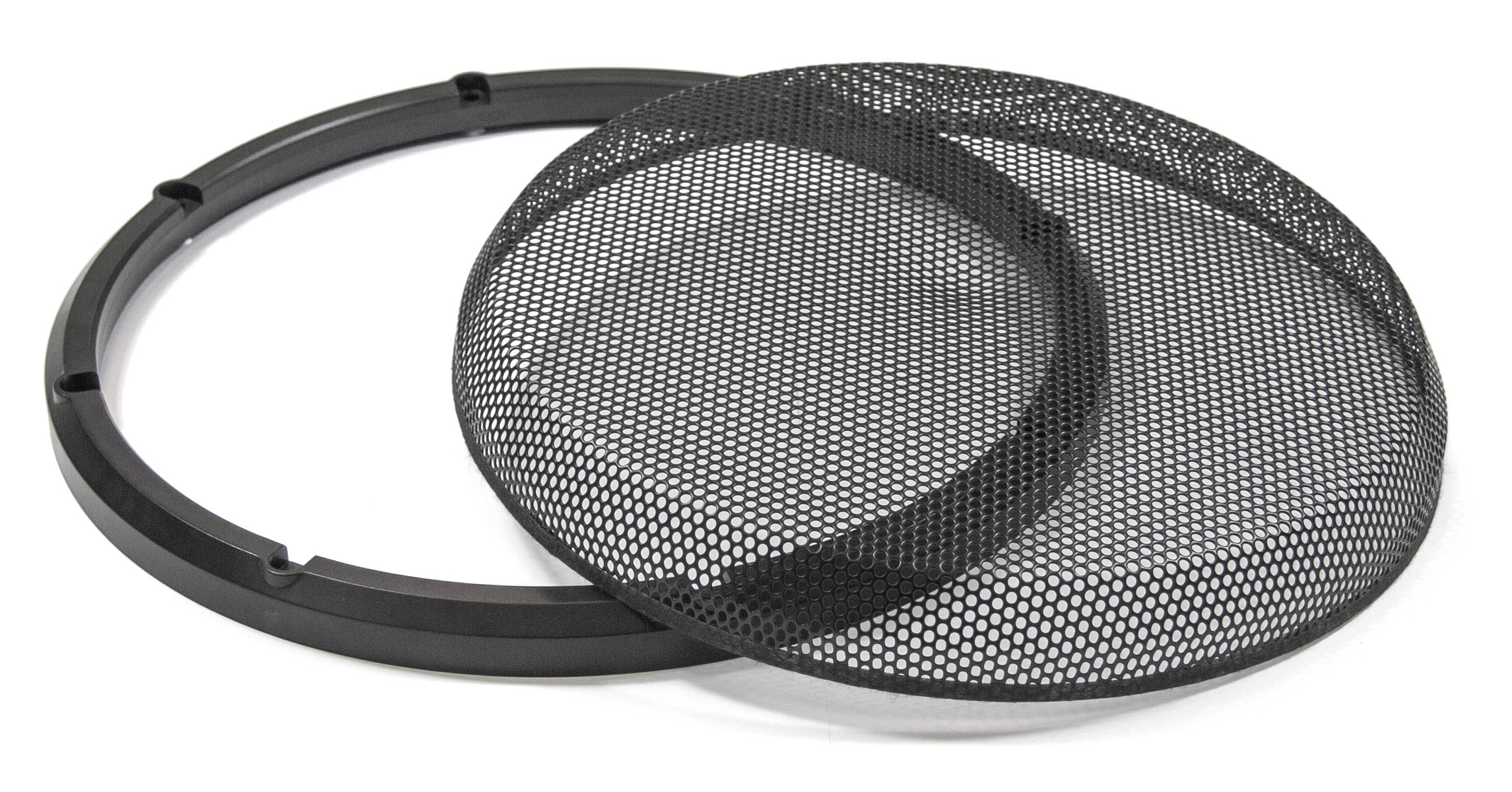 Ein schwarzer Lautsprechergrill und ein Ring auf weißem Hintergrund.