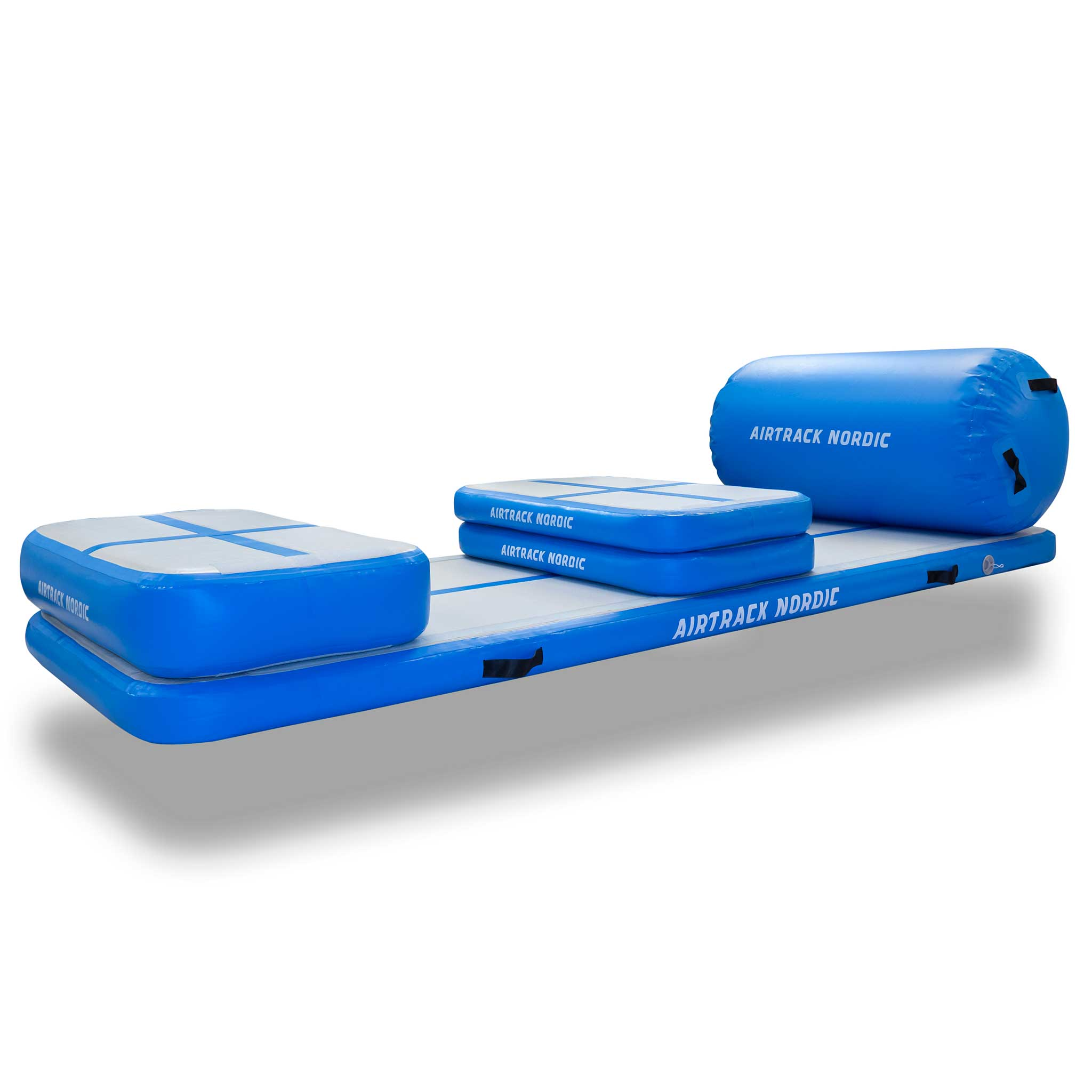 Niebiesko-białe dmuchane maty gimnastyczne na białym tle.