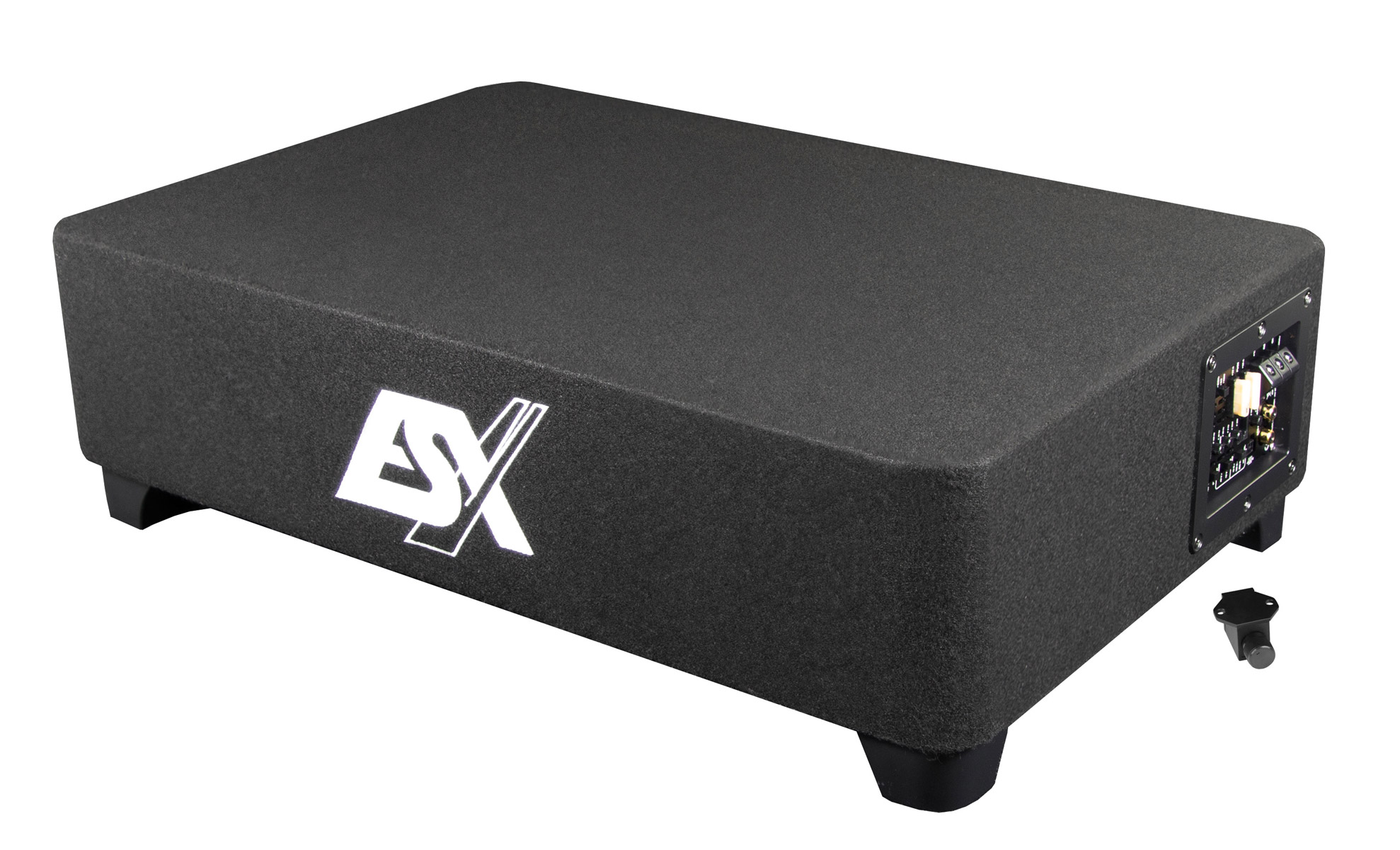 Schwarzer Subwoofer mit weißem Logo, auf vier Füßen stehend, mit Anschlüssen an der Seite.
