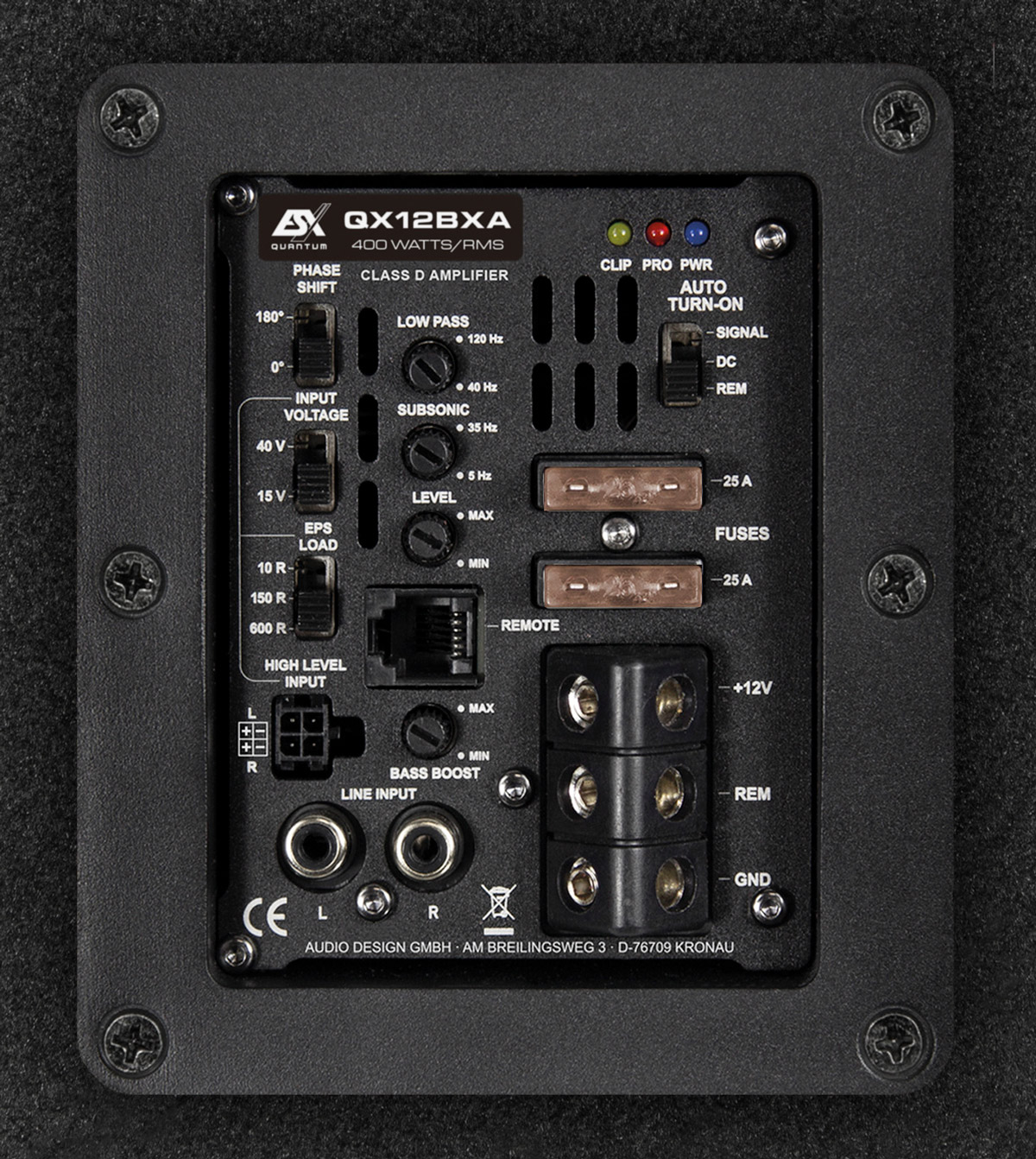 Nahaufnahme der VerstäRKER-RüCKSEITE mit verschiedenen Ein-/Ausgängen, Sicherungen und Bedienelementen.