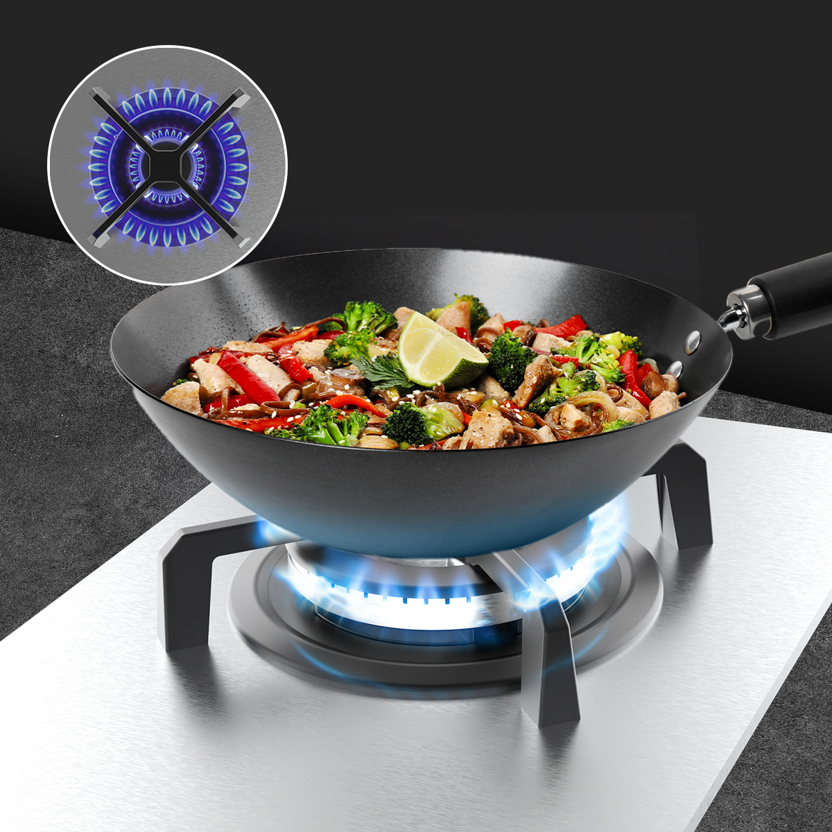 Wok con comida sobre llama de gas azul en estufa de acero.