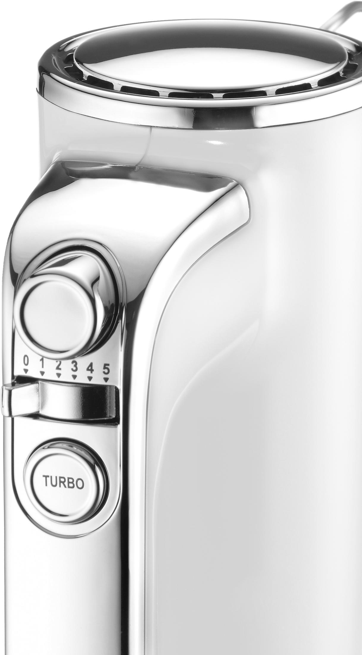 Nahaufnahme eines weißen Handmixers mit Chromdetails. Geschwindigkeitsregler 0-5 und Turboknopf.
