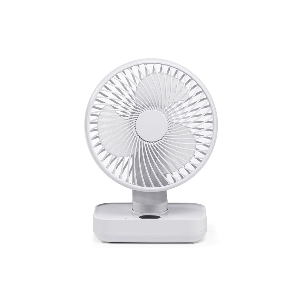 Un ventilador blanco portátil de escritorio con aspas redondas y base rectangular.