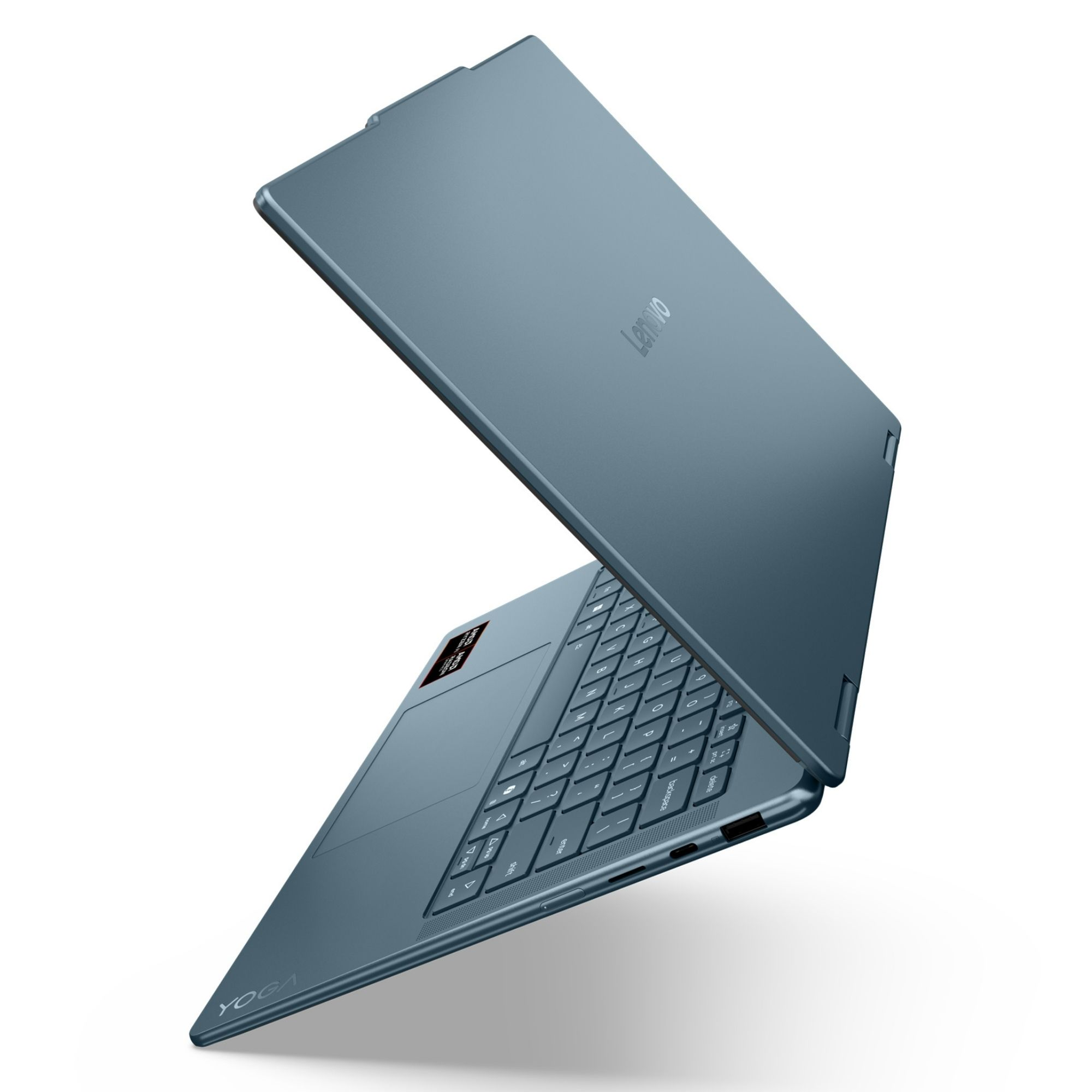 Klavye ve ekrana sahip mavi bir Lenovo Yoga dizüstü bilgisayar, beyaz zeminde süzülüyor.