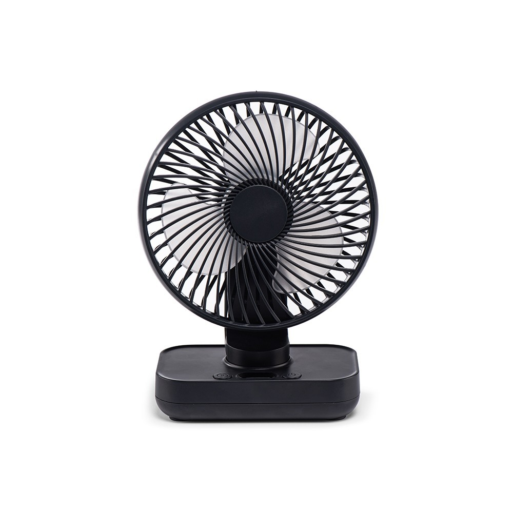 Un ventilador de escritorio negro con aspas blancas sobre fondo blanco.