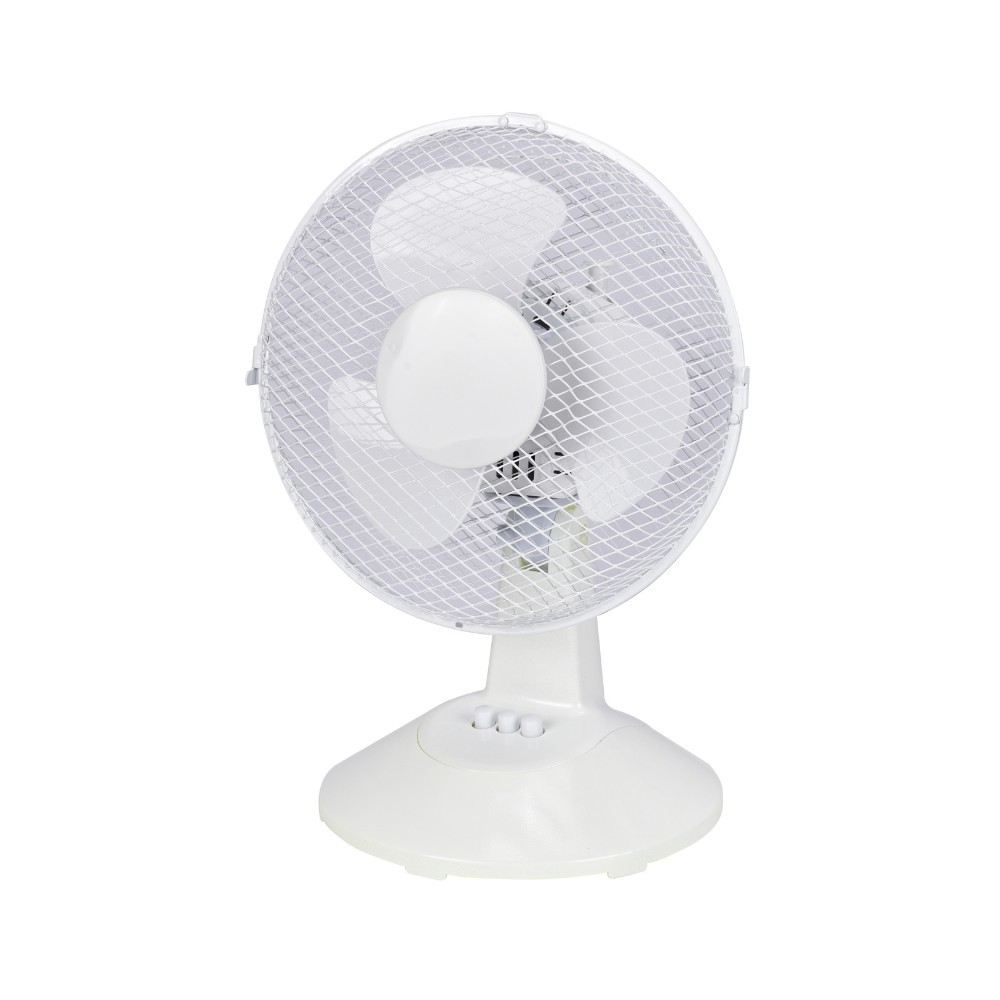 Un ventilador de escritorio blanco con tres aspas y rejilla.