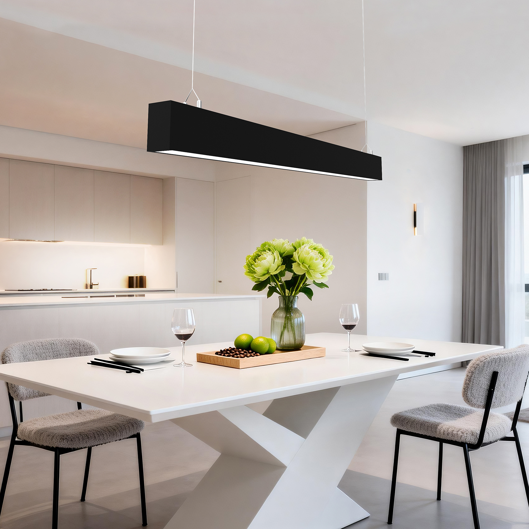 Un comedor moderno con mesa blanca, cuatro sillas y un ramo de flores.