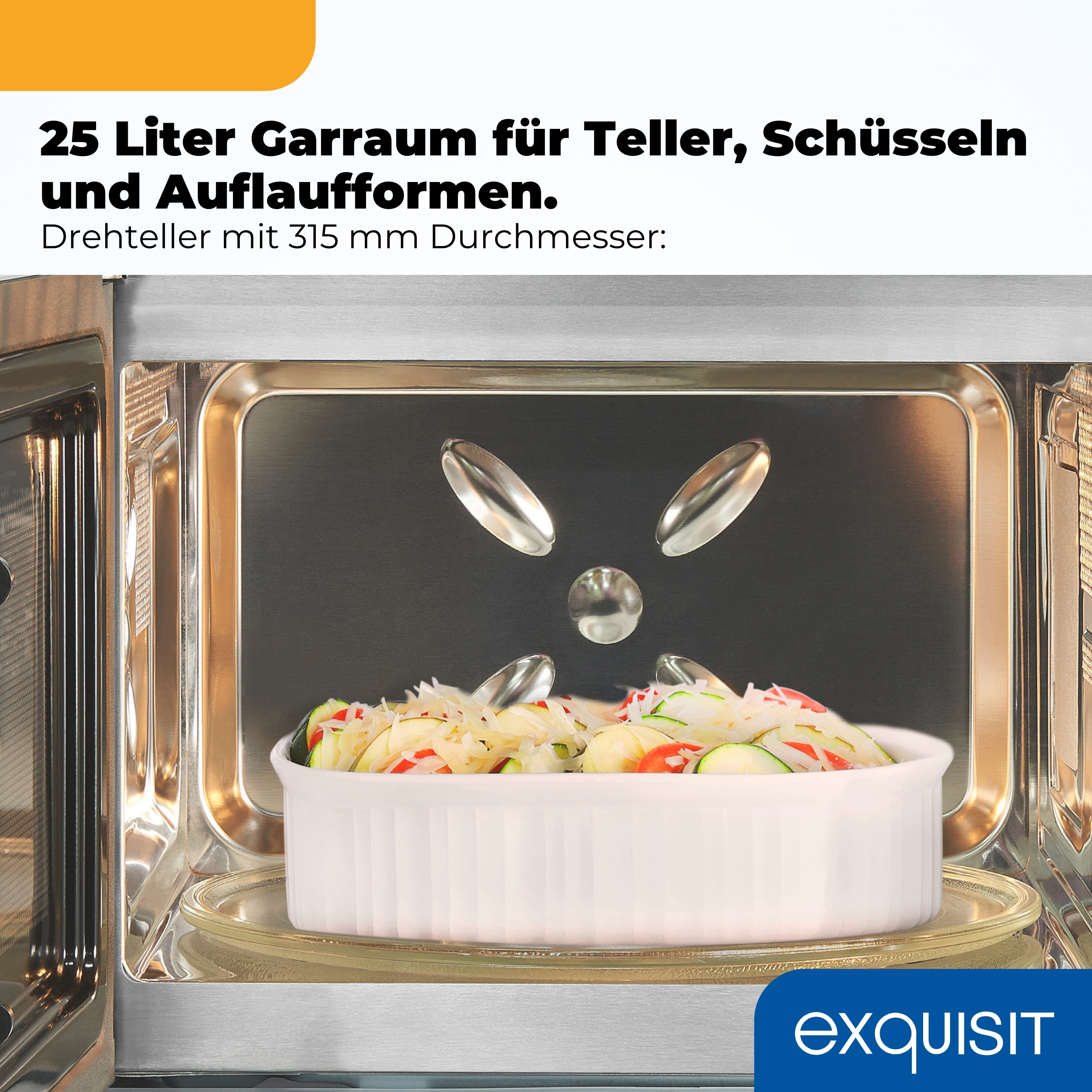 Ein Auflaufgericht in einem weißen Keramikbehälter steht im Inneren einer Mikrowelle.