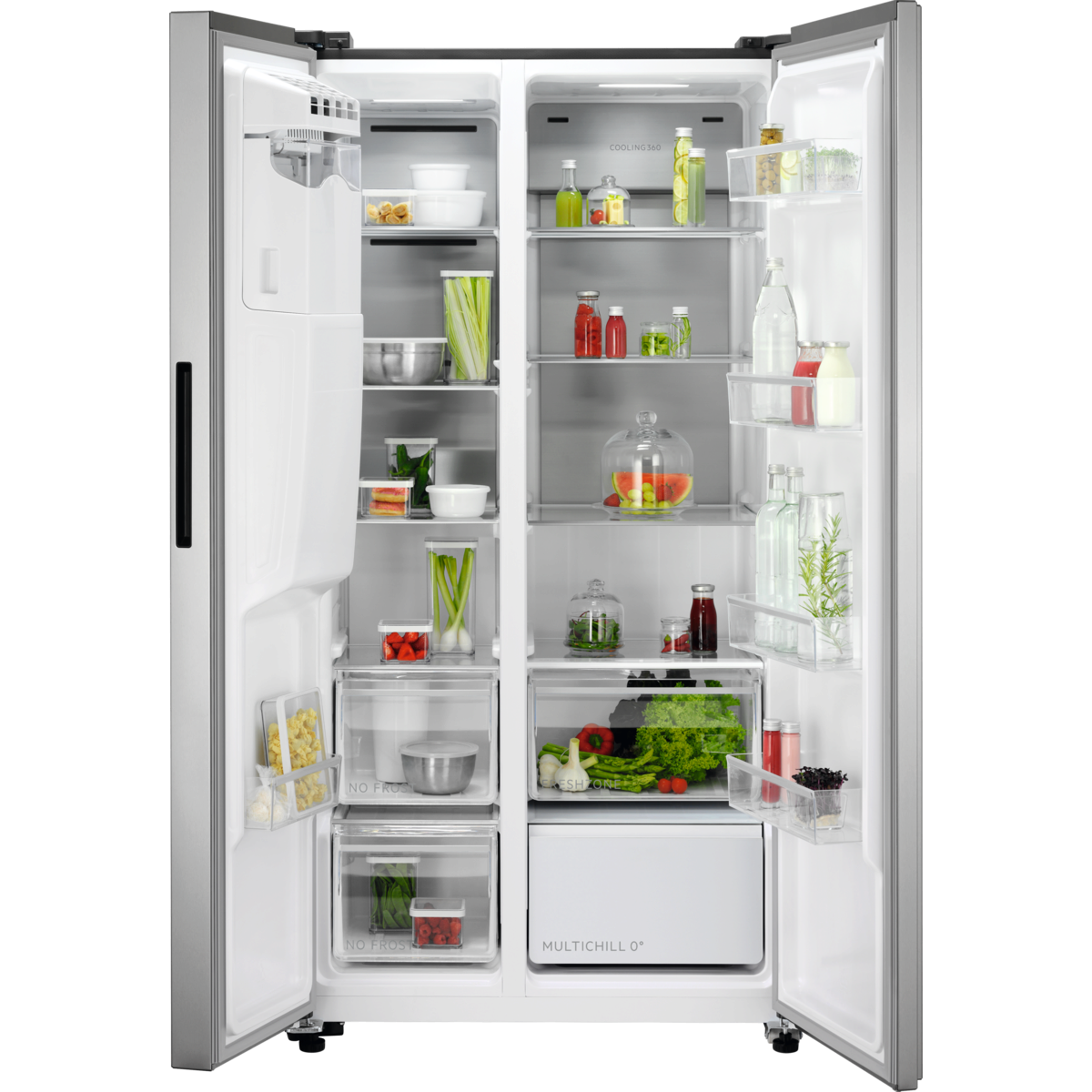 Ein offener Kühlschrank mit Lebensmitteln auf Regalen und in Schubladen.