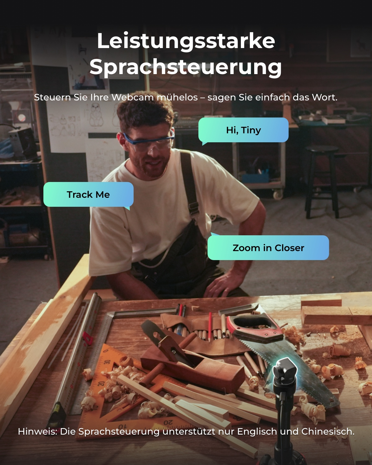 Mann in Werkstatt mit Werkzeugen, Sprachbefehle "Track Me", "Hi, Tiny", "Zoom in Closer".