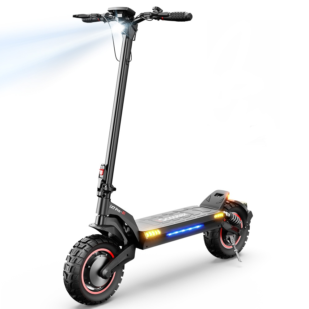 Monopattino elettrico nero con luce anteriore accesa, luci laterali blu e accenti rossi sulle ruote.