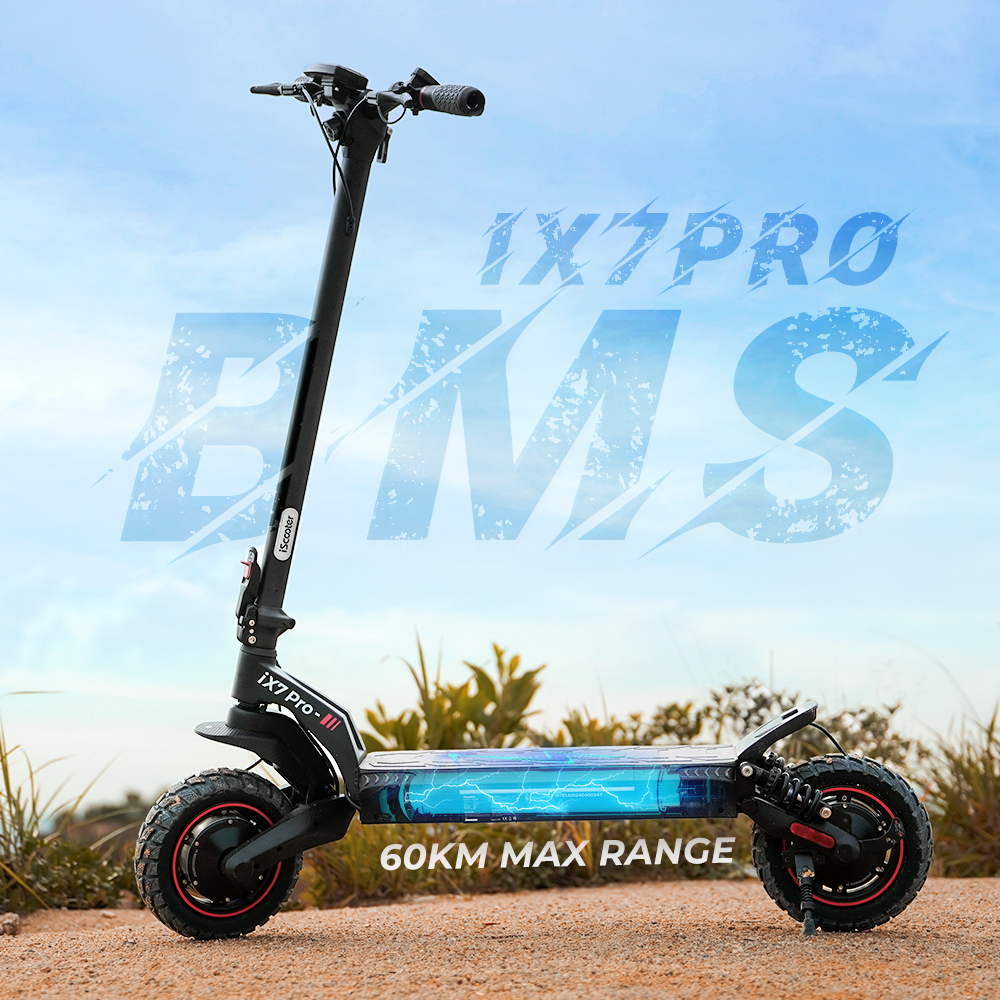 Monopattino elettrico nero con batteria luminosa e testo. All'aperto.