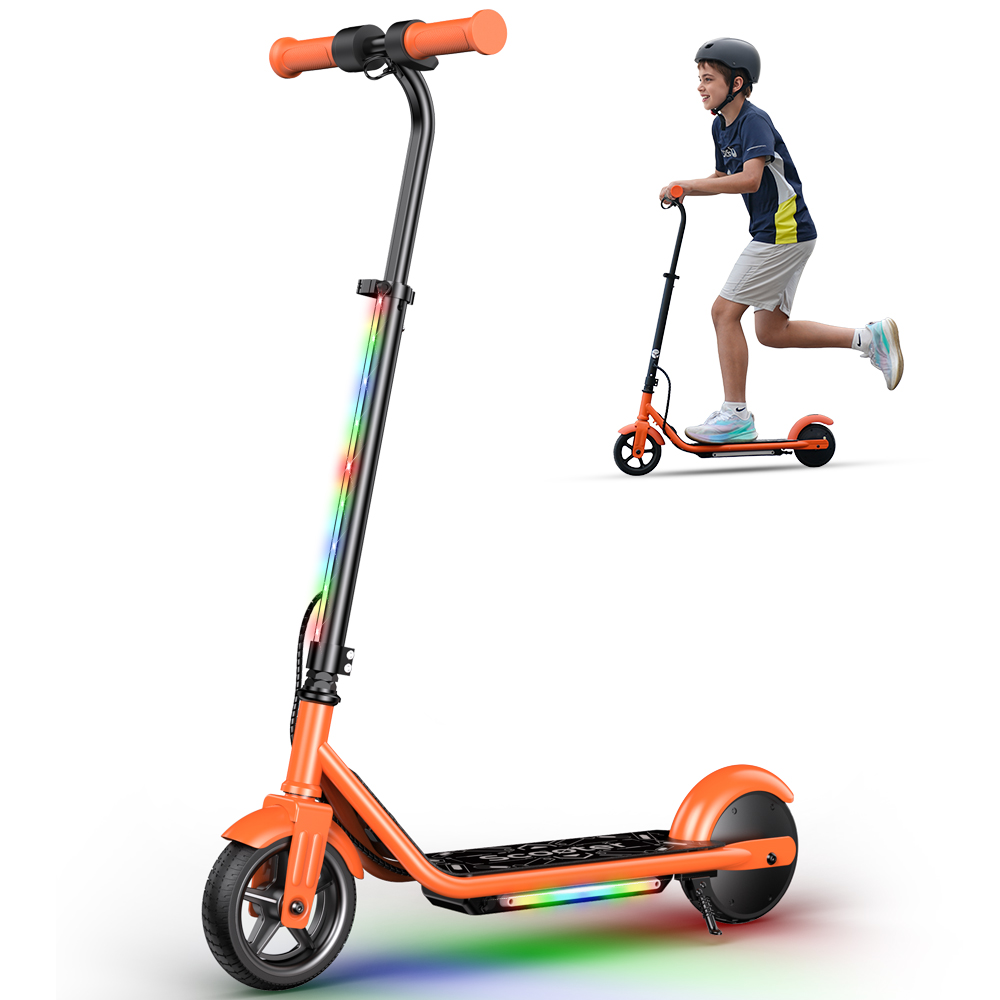 Ein Junge fährt einen orangefarbenen Roller mit bunten Lichtern.