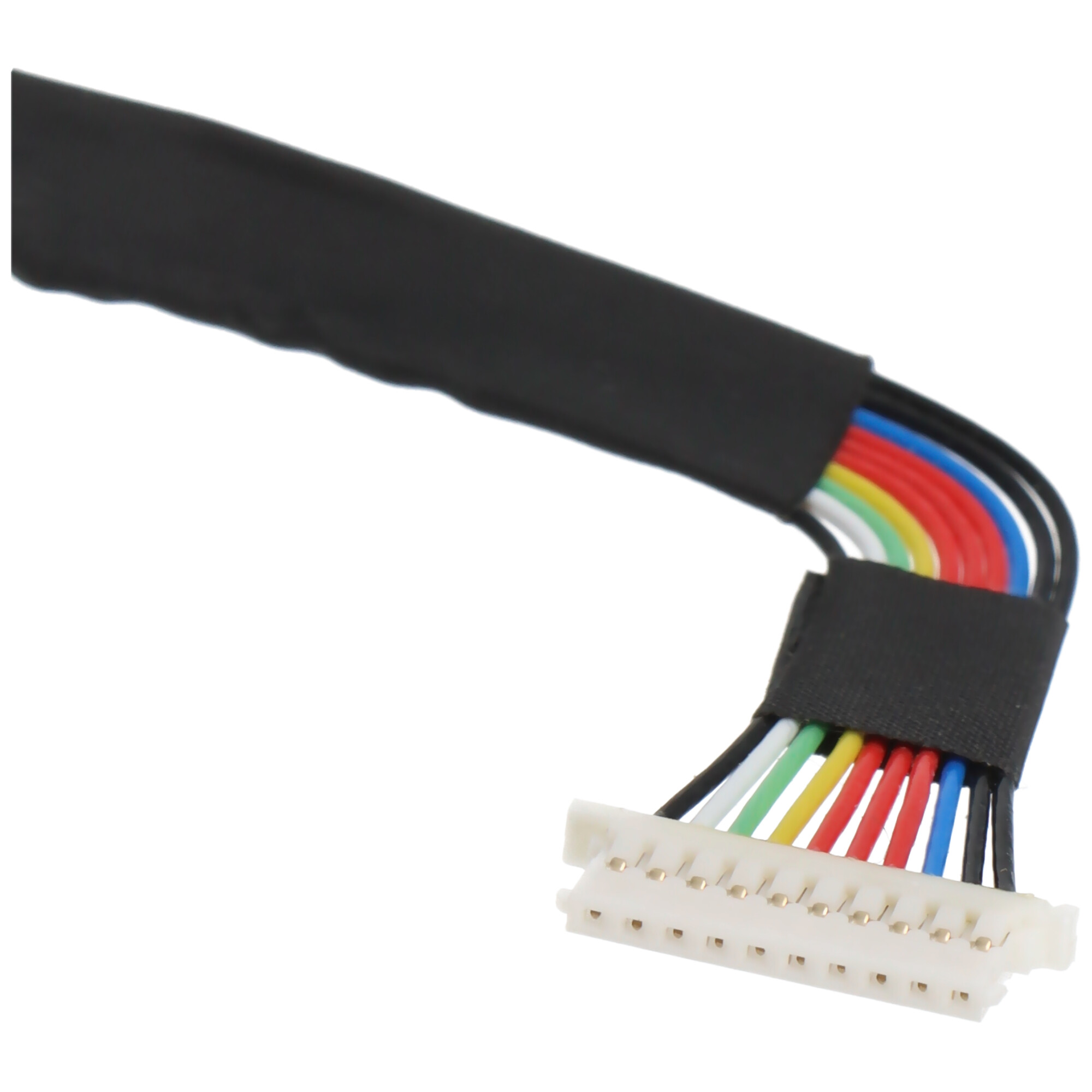 Ein weißer Stecker mit bunten Kabeln (schwarz, blau, rot, gelb, grün, weiß) in Nahaufnahme.