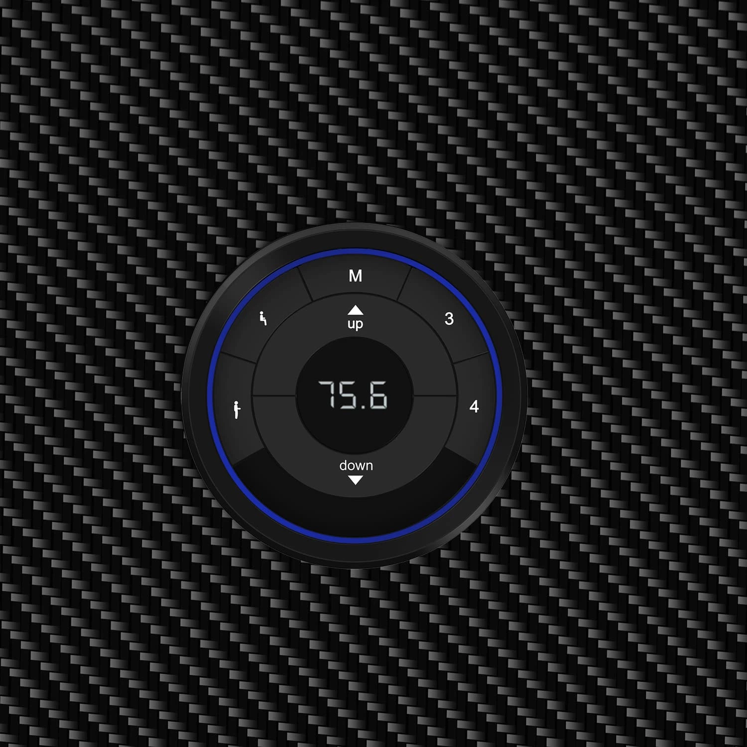 Wyświetlacz cyfrowy pokazujący 75,6 na czarnym tle z włókna węglowego.