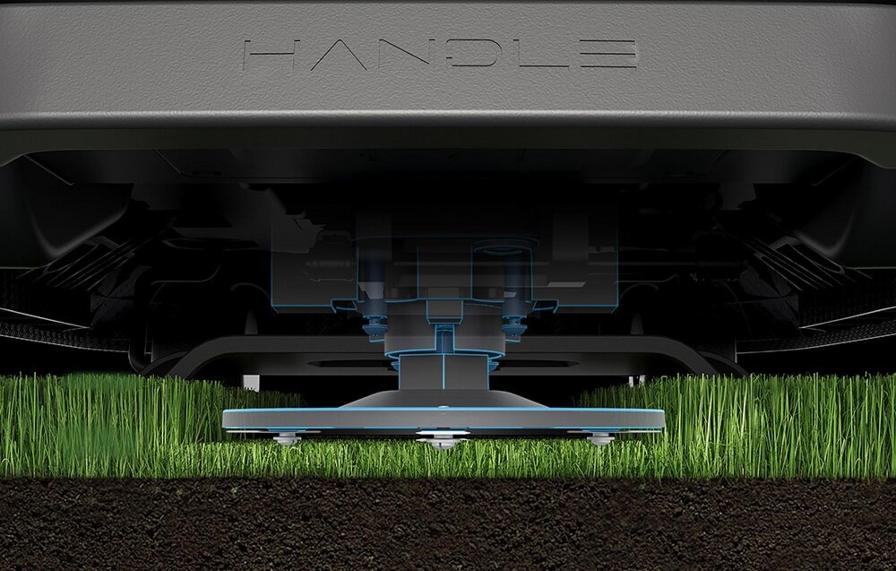 Zbliżenie na zespół tnący robota koszącego na zielonej trawie.