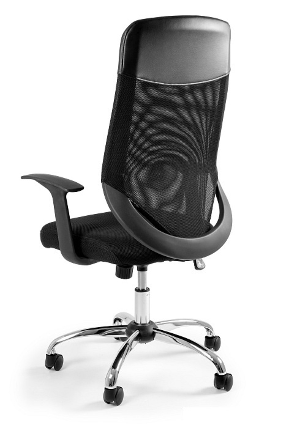 Czarny fotel biurowy z siatkowym oparciem, podłokietnikami i chromowaną podstawą.