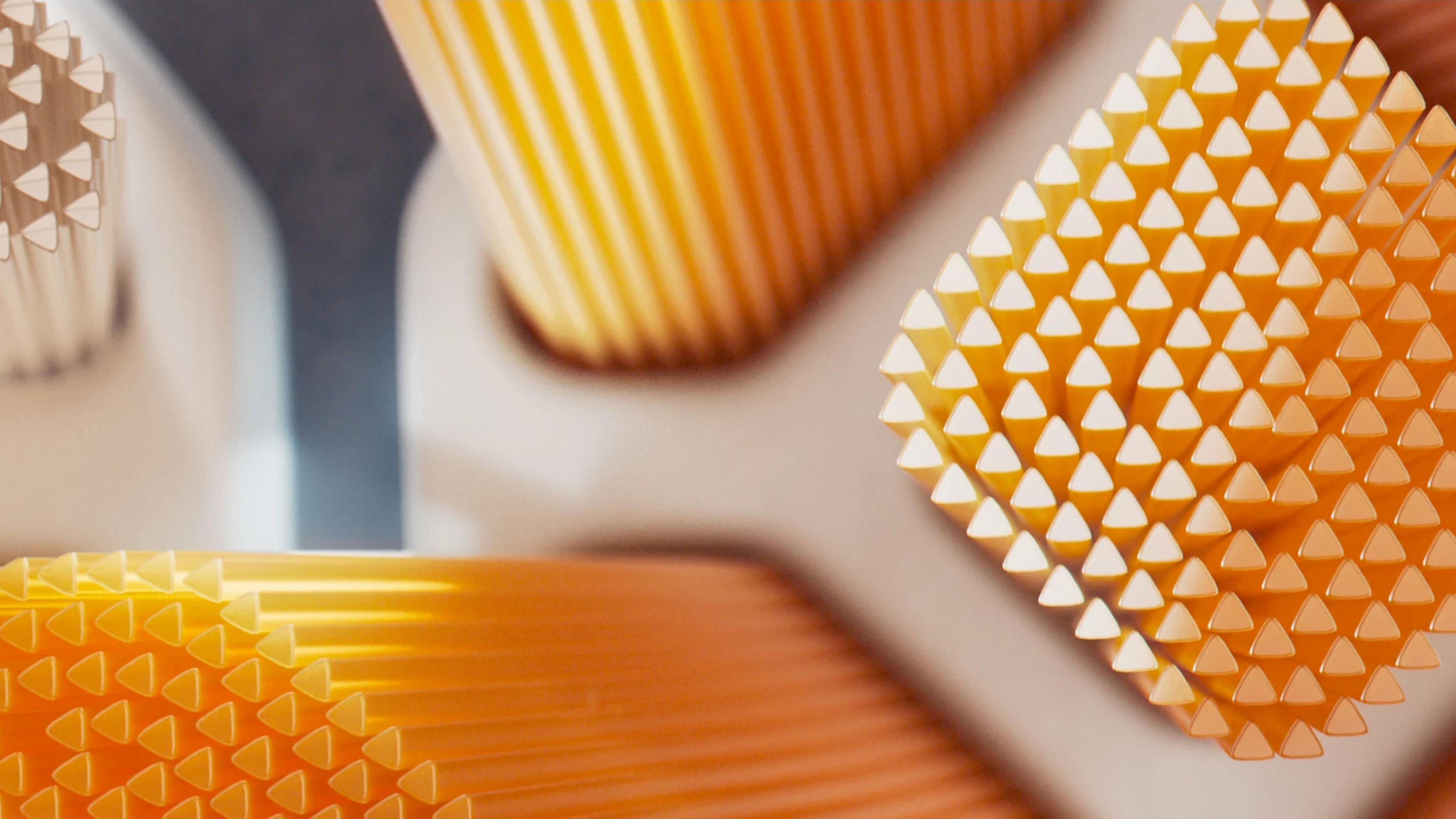 Primer plano de pajitas naranjas con puntas triangulares.