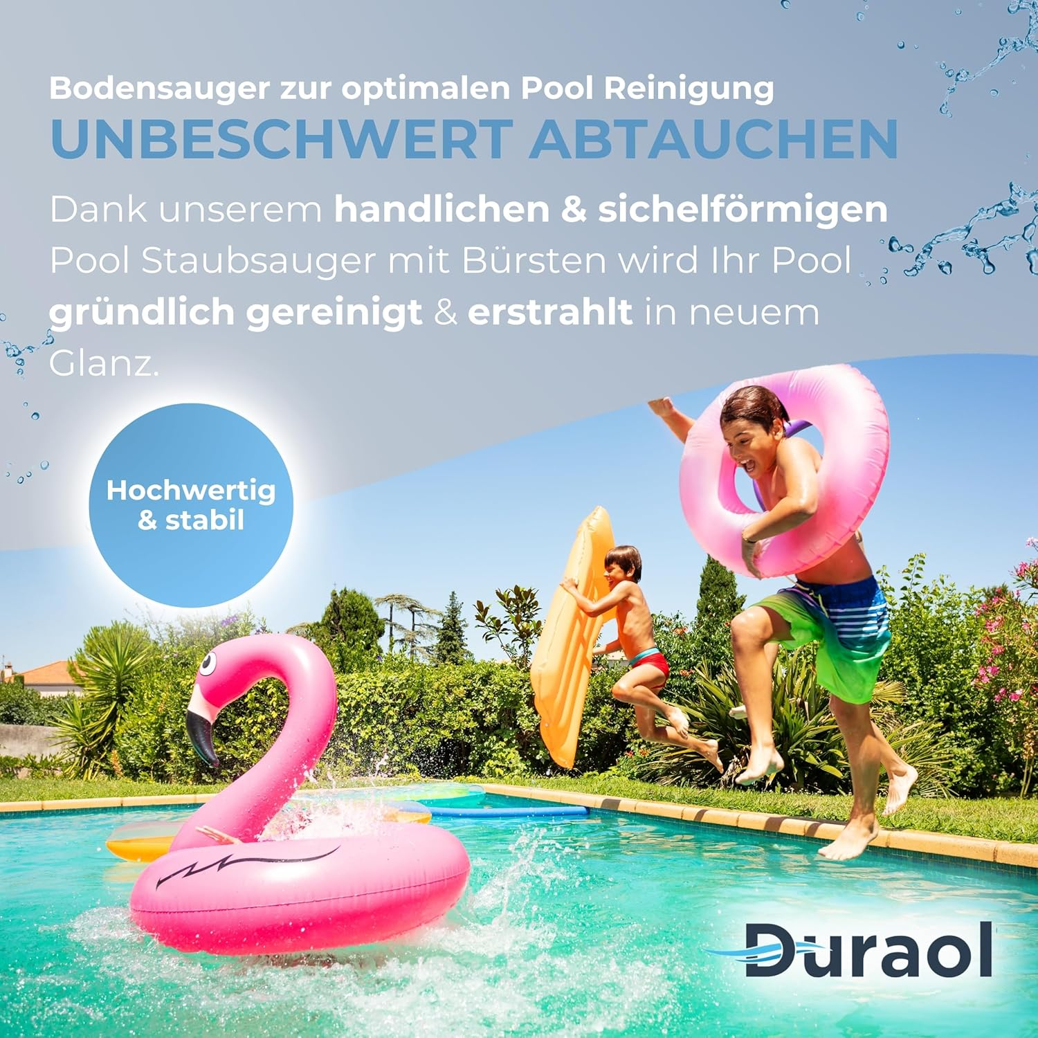 Jungen springen in Pool mit aufblasbarem Flamingo und Rettungsring.