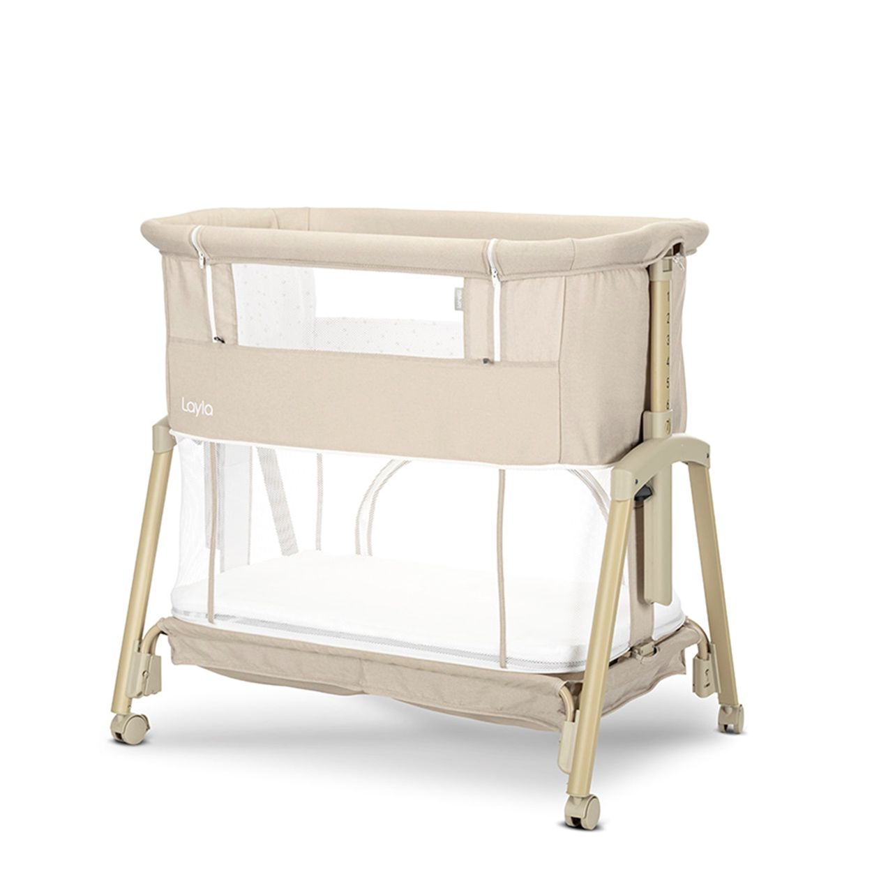 Ein beiger Baby-Stubenwagen mit Netzseiten und Rädern.