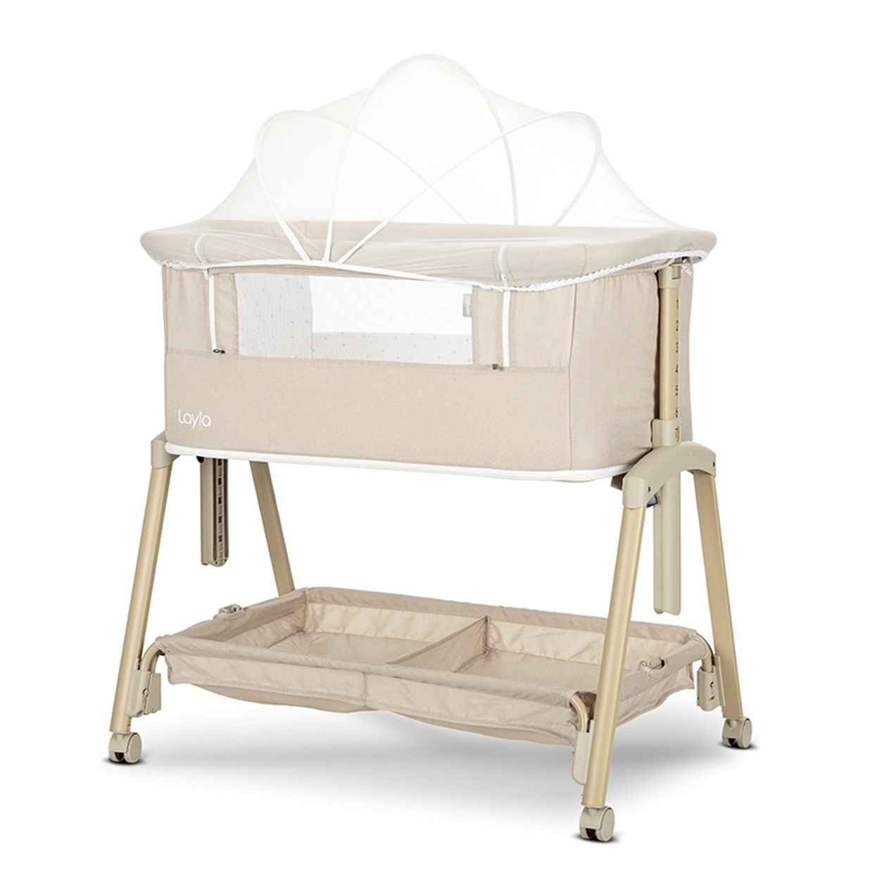 Beige Babywiege mit Moskitonetz und Aufbewahrungskorb, auf Rädern.