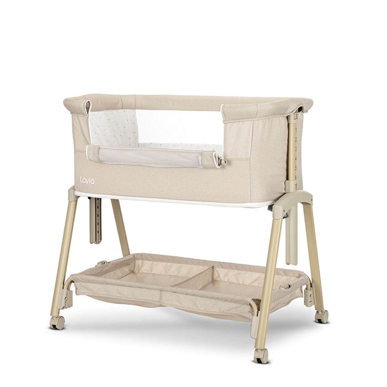 Beige Babywiege mit Netzseiten auf einem Ständer mit Aufbewahrungskorb und Rädern.