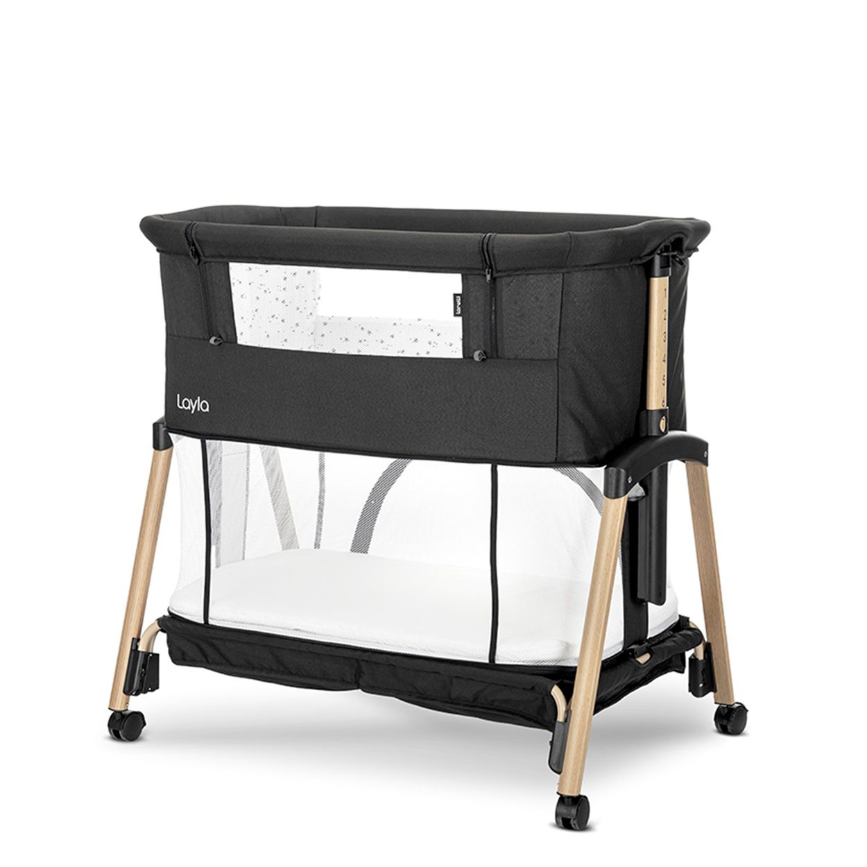 Ein schwarzes Babybett mit Holzbeinen und Rädern, mit einem weißen Matratze.