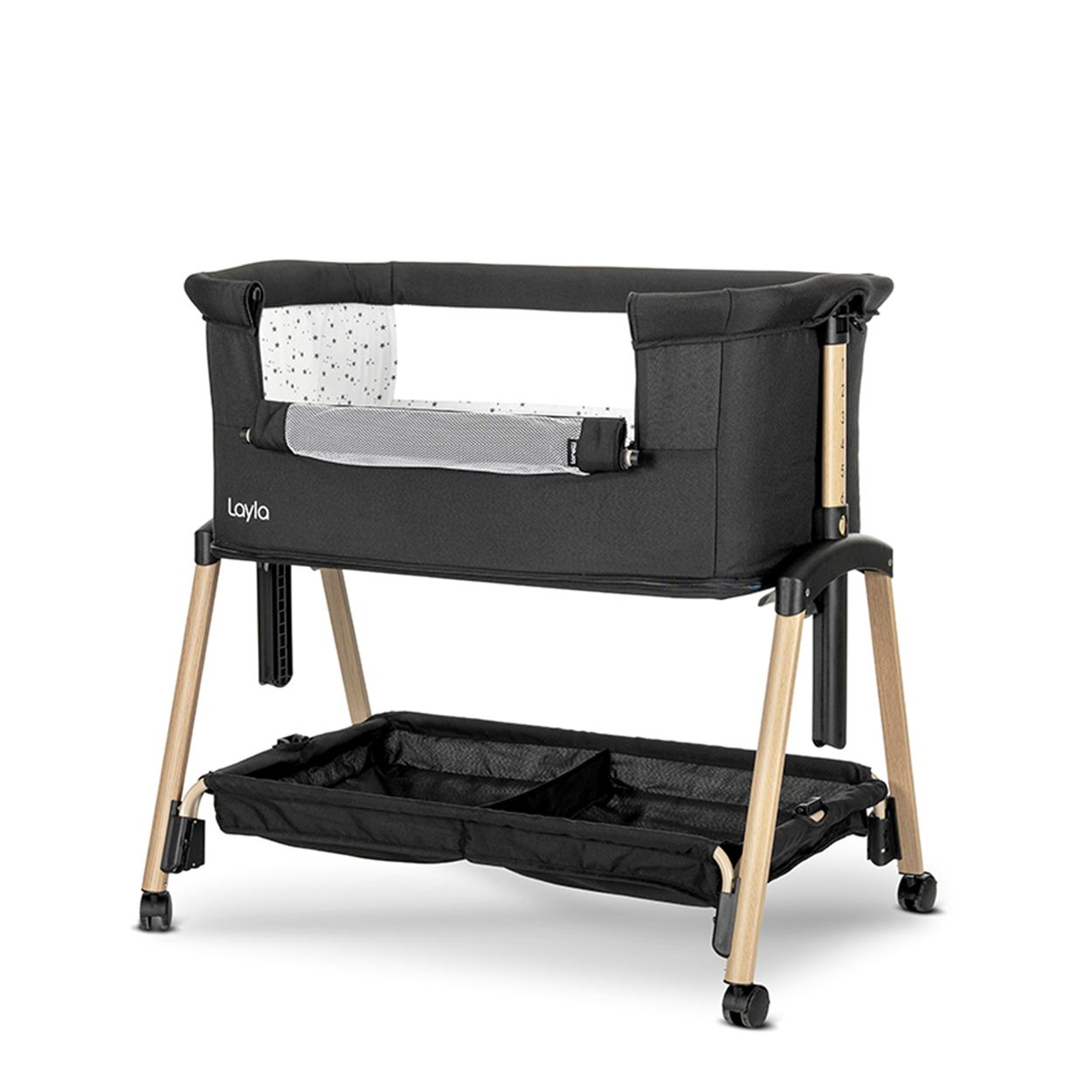 Ein schwarzes Babybett mit Holzbeinen und einem Aufbewahrungsnetz darunter.