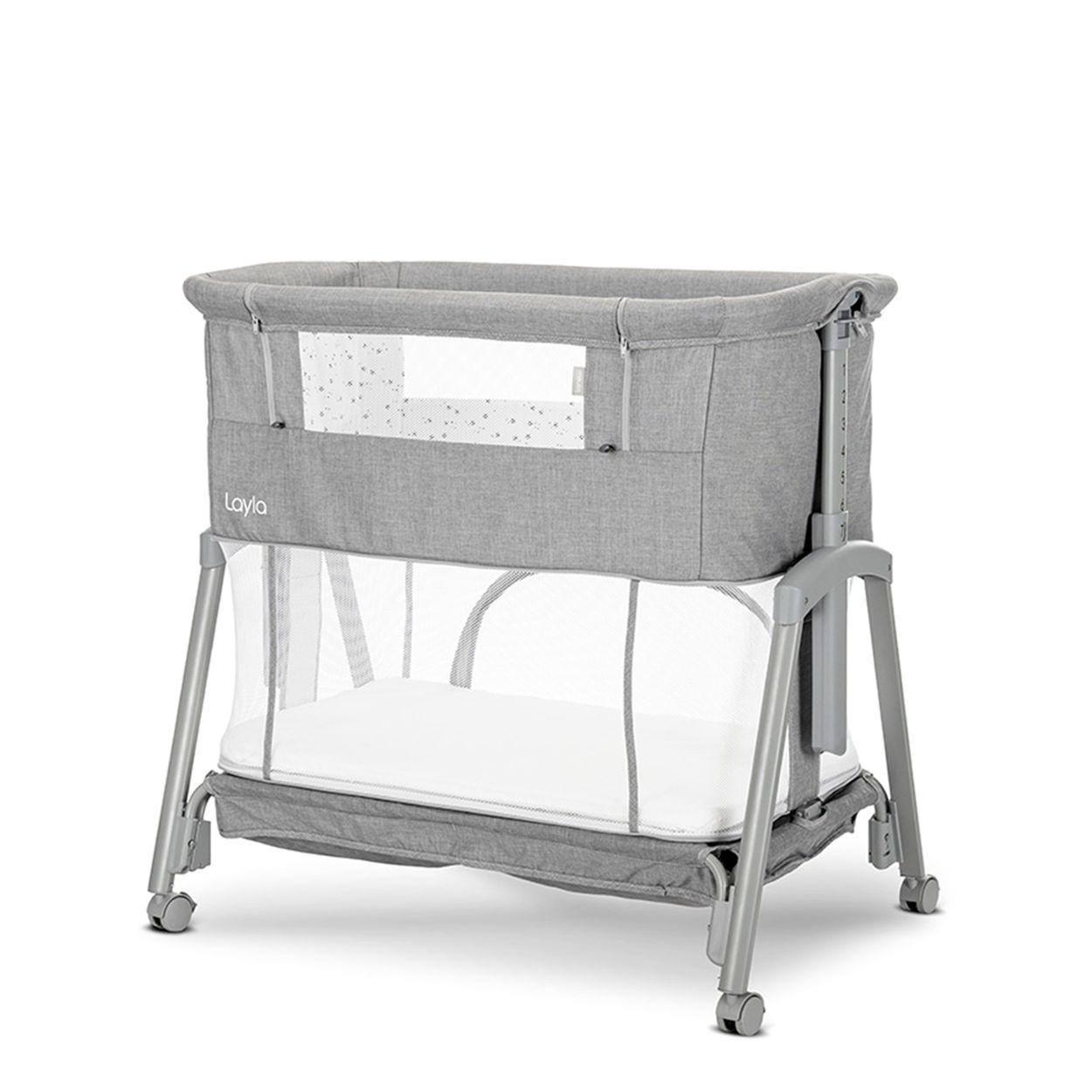 Ein graues Beistellbett mit Netzseiten und weißer Matratze steht auf weißem Grund.