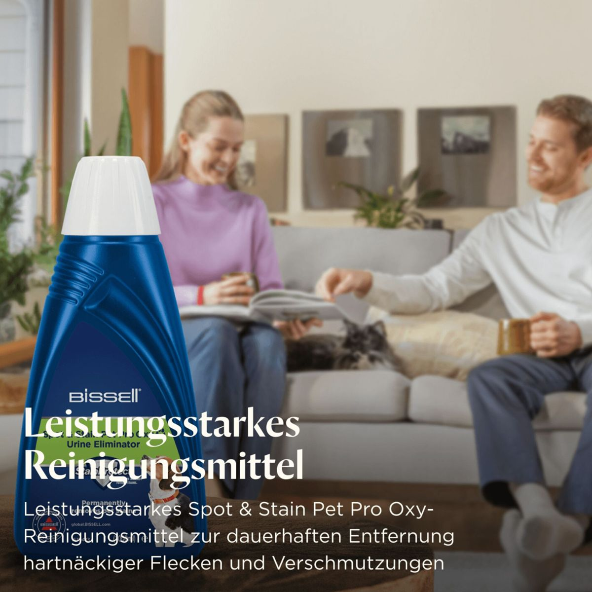 Ein blaues Reinigungsmittelflasche im Vordergrund, Paar auf Sofa im Hintergrund.