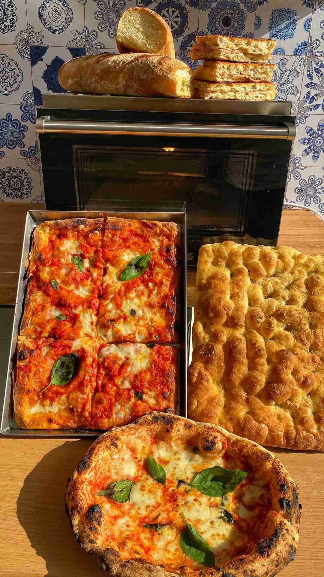 Un forno con pane, pizza e focaccia.
