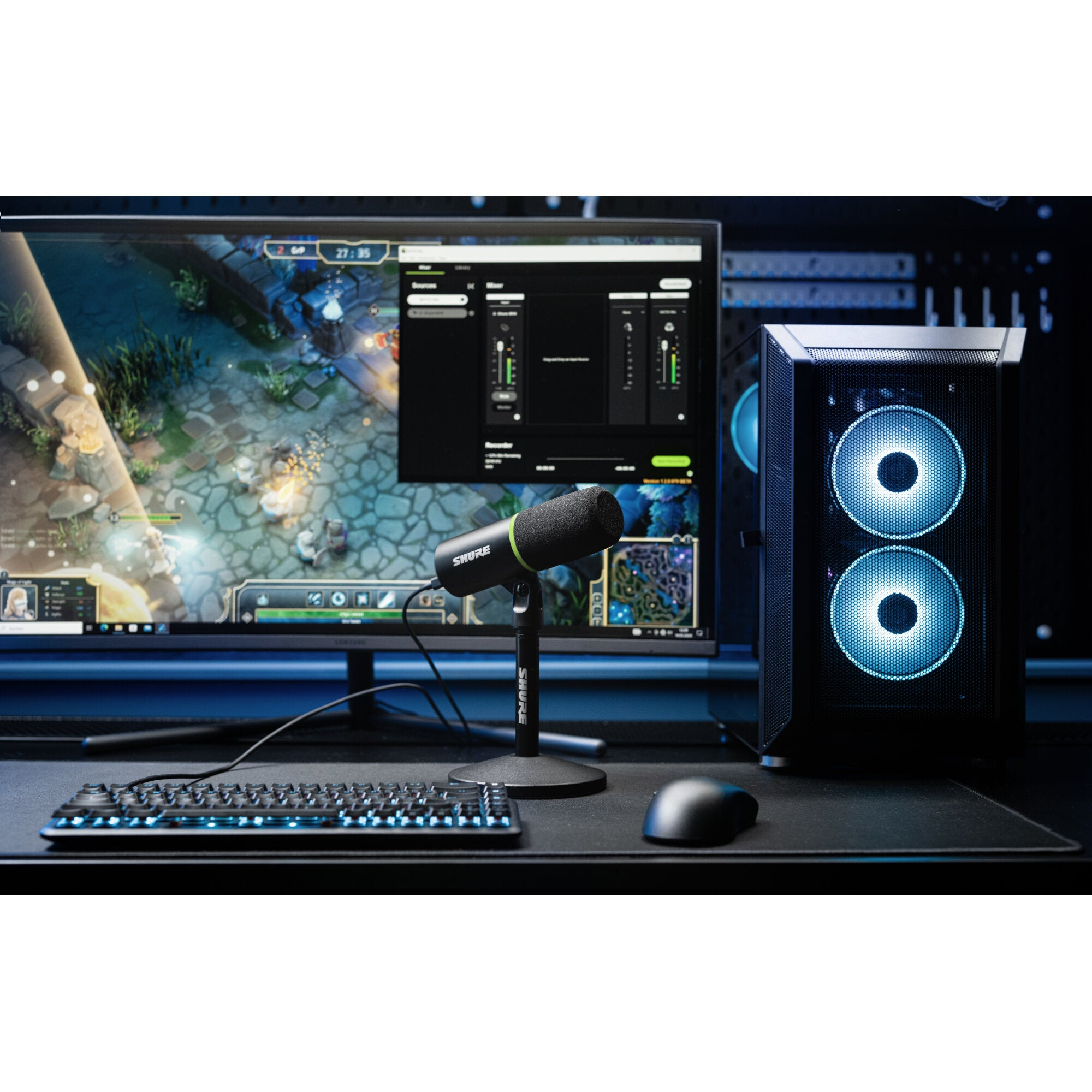 Zestaw do gier z mikrofonem, klawiaturą, myszką, monitorem i obudową komputera.