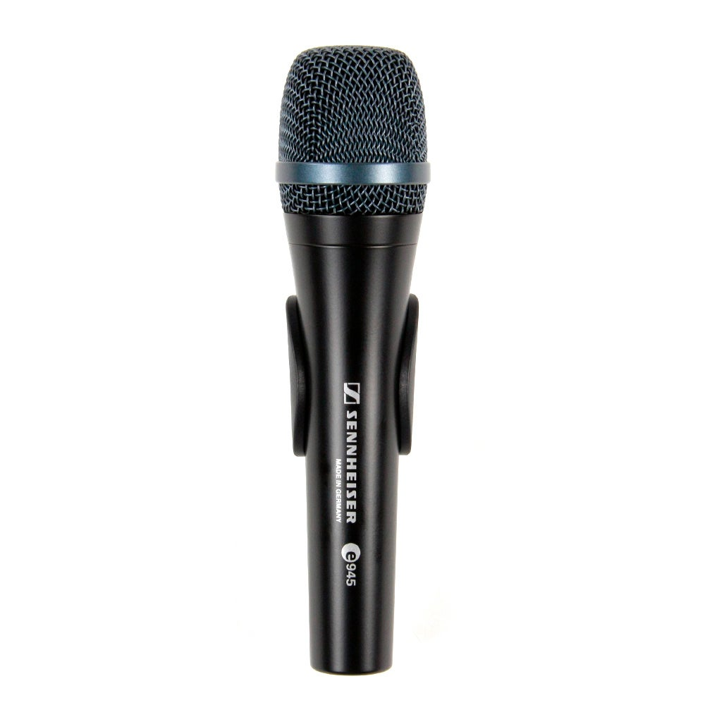 Ein schwarzes Sennheiser E 945 Mikrofon mit blauem Gitter, isoliert auf weißem Hintergrund.