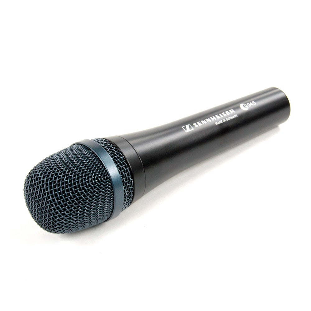 Schwarzes Sennheiser e945 Mikrofon mit grauem Gitter und blauem Ring auf weißem Hintergrund.
