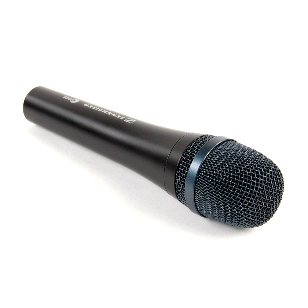 Ein schwarzes Sennheiser E 945 Mikrofon mit blauem Ring liegt auf weißem Untergrund.
