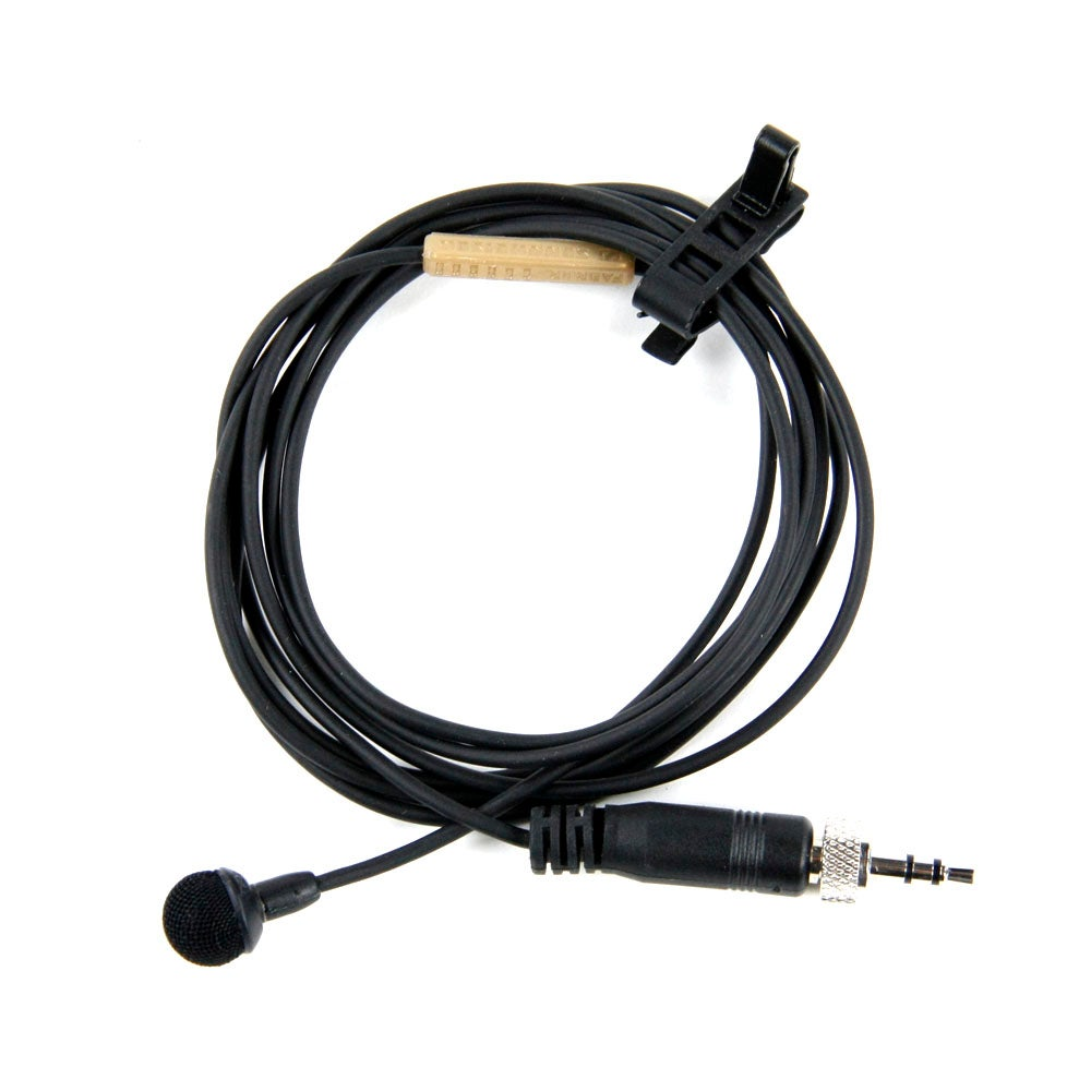 Mały czarny mikrofon z kablem, wtyczką i klipsem na białym tle.