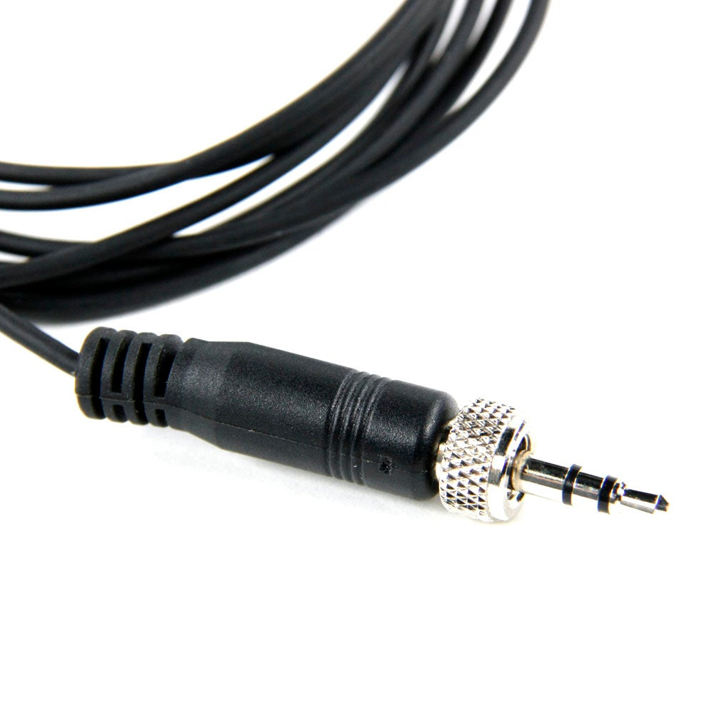 Czarny kabel z wtykiem jack 3,5 mm i radełkowanym metalowym pierścieniem.