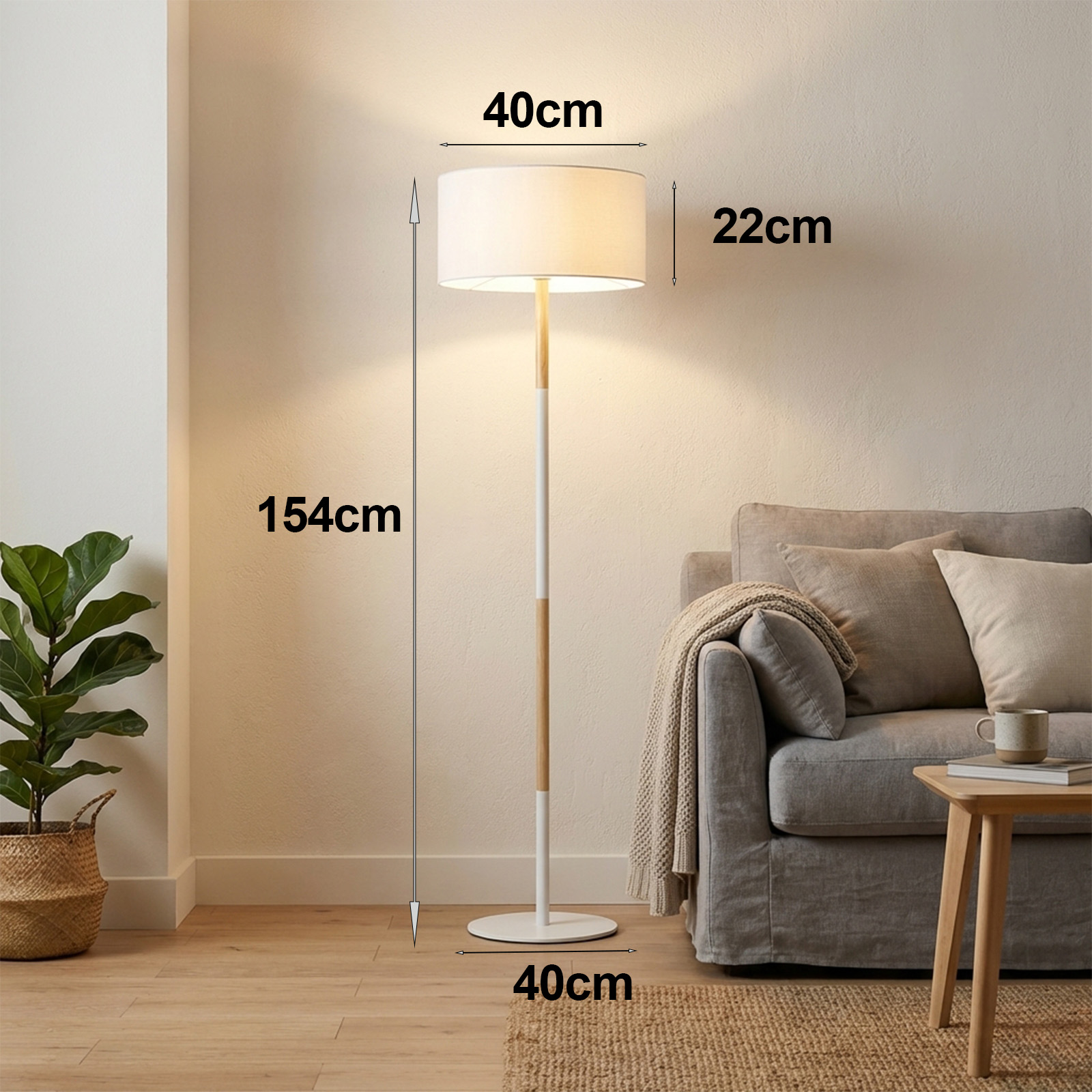 Lámpara de pie de 154cm de alto, con base blanca y detalles en madera.