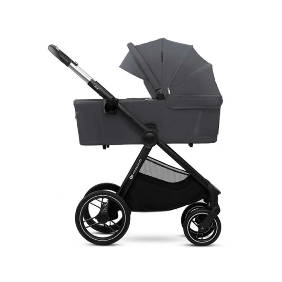 Ein dunkler Kinderwagen mit Verdeck, auf vier Rädern, mit Griff und Aufbewahrungsnetz.