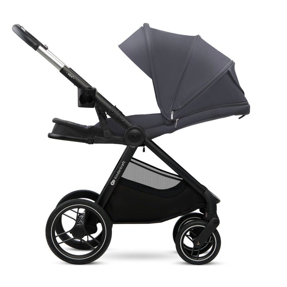 Ein grauer Kinderwagen mit schwarzem Rahmen, Verdeck und Stoffablage.
