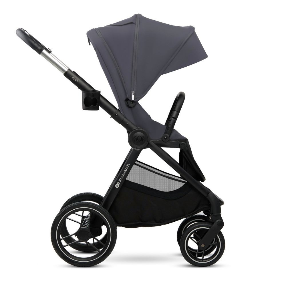 Ein dunkelgrauer Kinderwagen mit schwarzem Rahmen, Rädern und Korb.