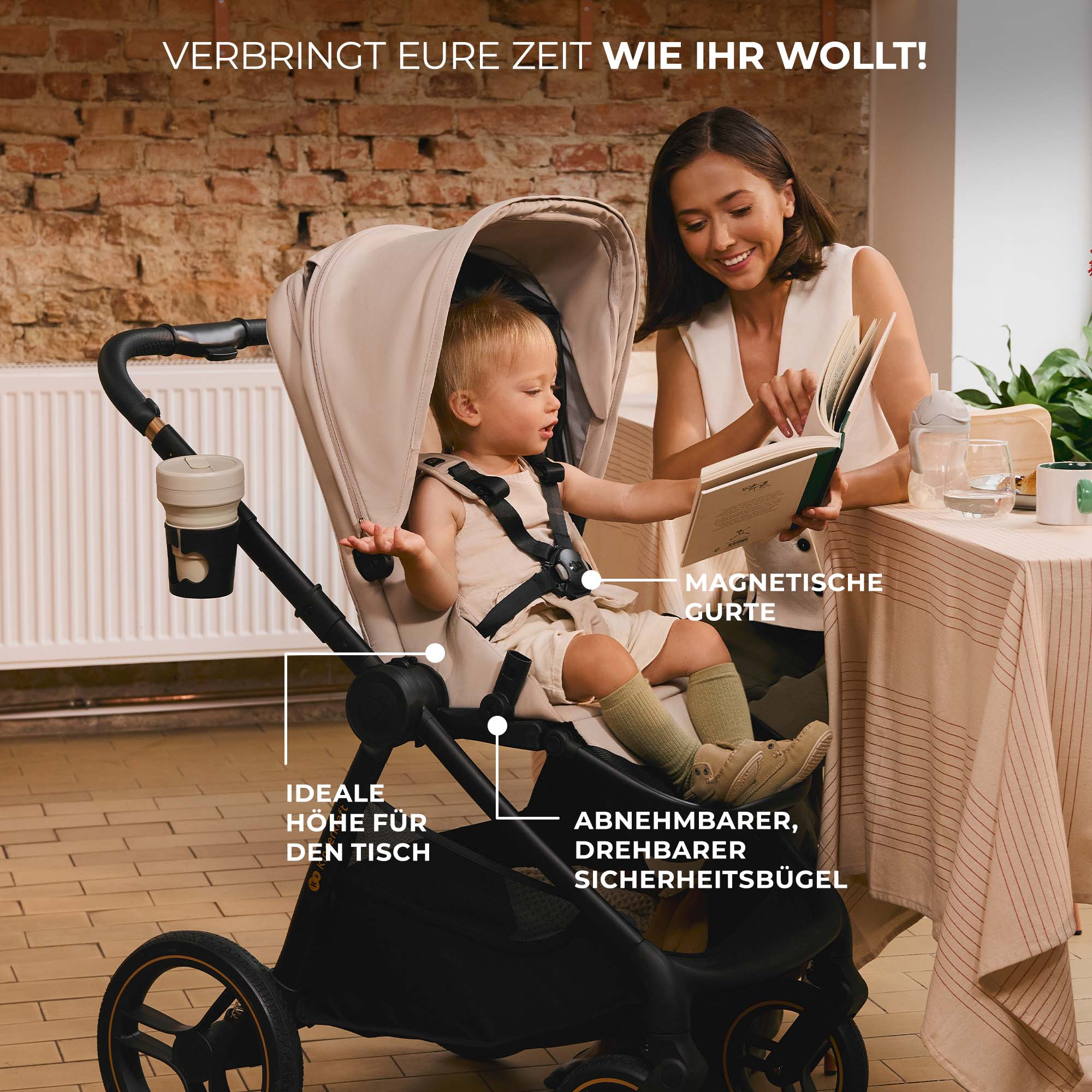Eine Frau liest einem Baby im Kinderwagen vor. Der Wagen hat Magnetgurte.