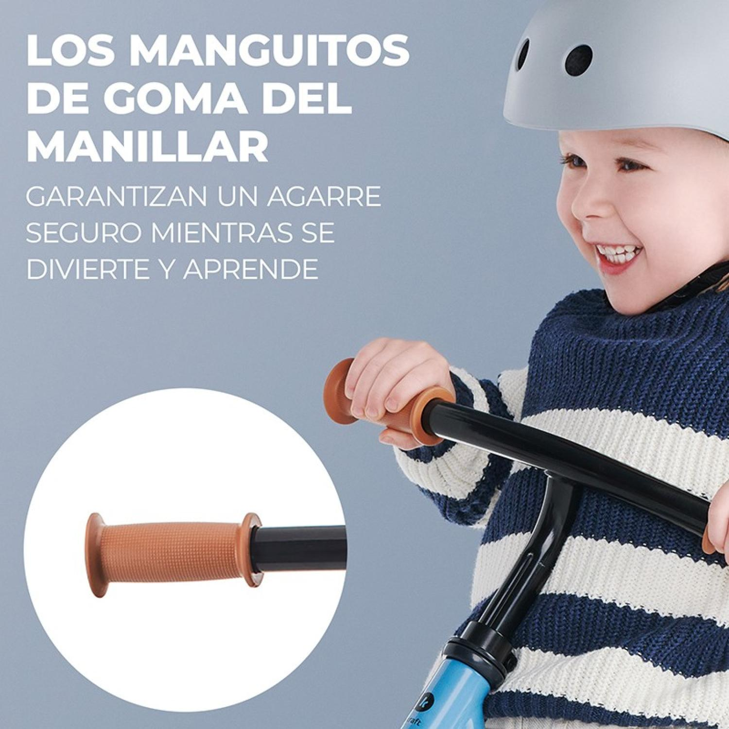 Ein Kind mit Helm fährt Roller, Nahaufnahme des Lenkers mit Gummigriffen.