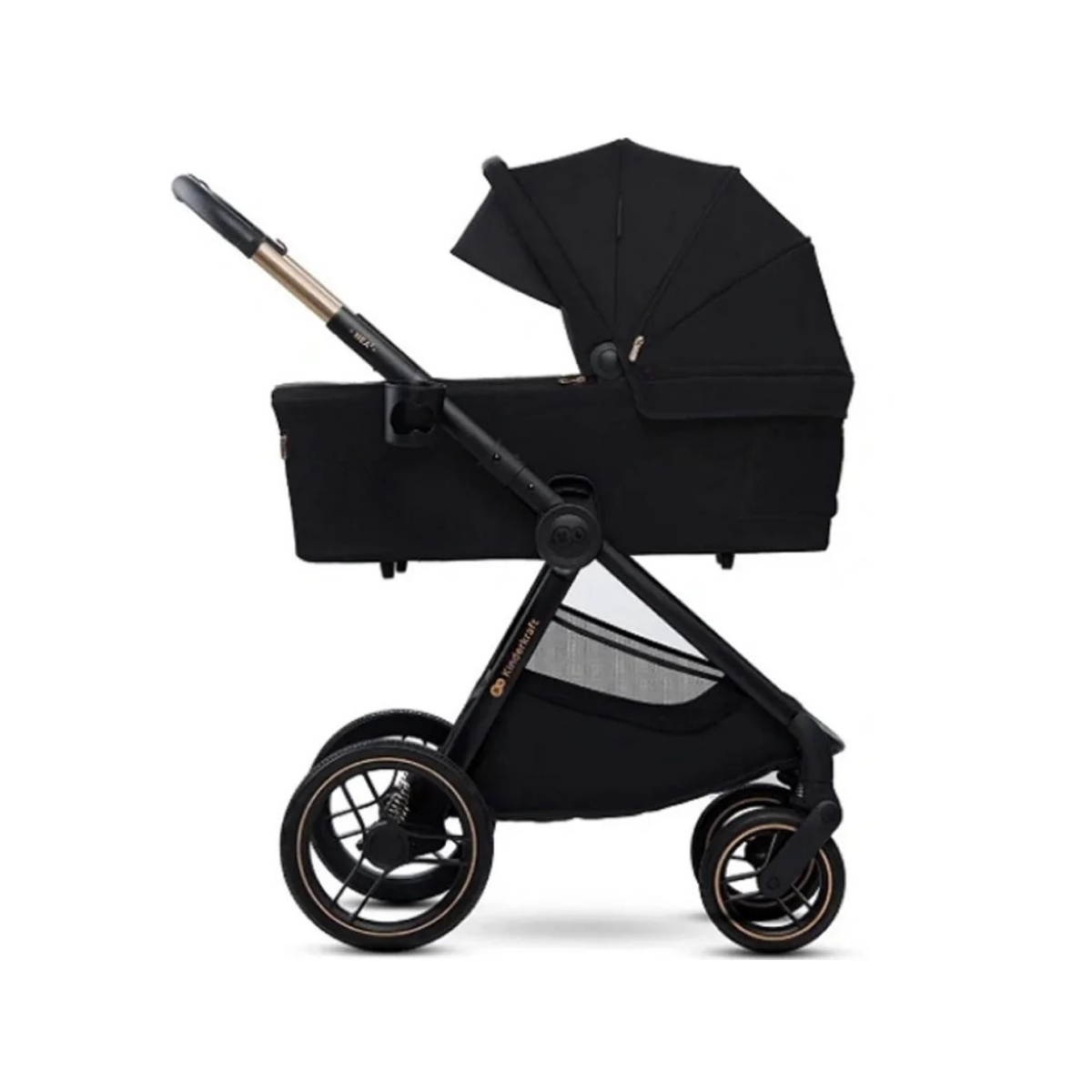 Ein schwarzer Kinderwagen mit goldenen Akzenten steht auf weißem Hintergrund.