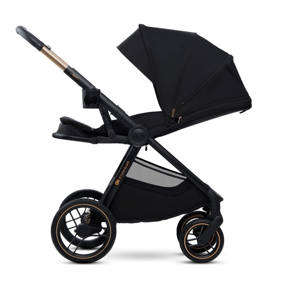 Ein schwarzer Kinderkraft Kinderwagen mit Verdeck, Becherhalter und Einkaufskorb.